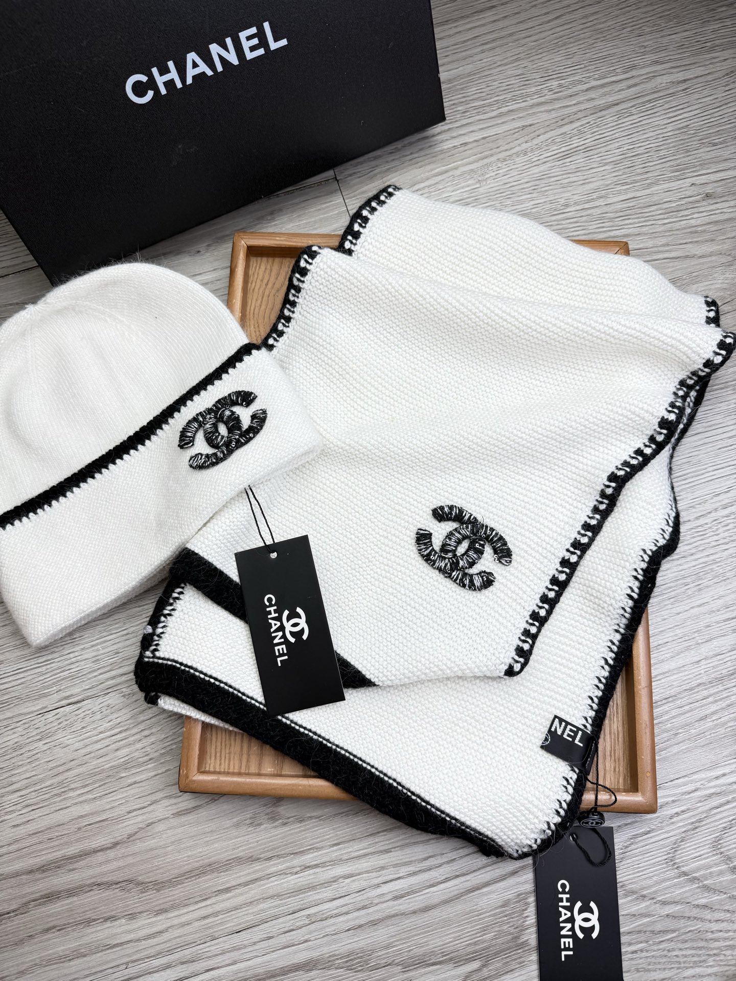 🌹。C家。【羊毛套装帽子】经典套装帽子！帽子➕围巾！材质：70%羊毛➕30%兔毛。暖暖哒超级舒服～冬日小