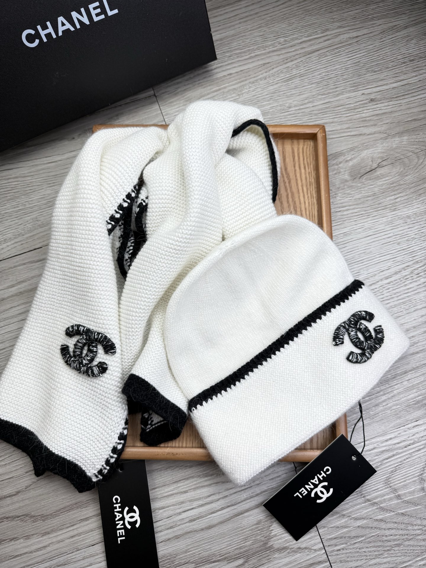 🌹。C家。【羊毛套装帽子】经典套装帽子！帽子➕围巾！材质：70%羊毛➕30%兔毛。暖暖哒超级舒服～冬日小