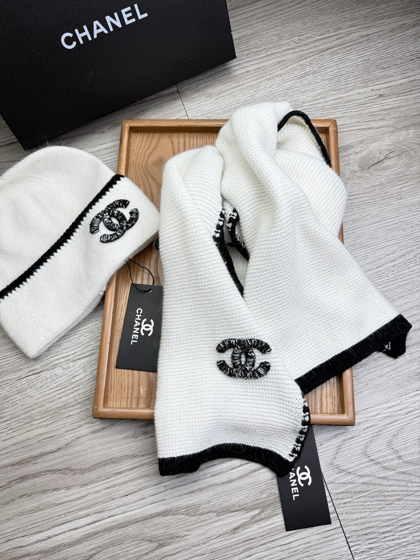 🌹。C家。【羊毛套装帽子】经典套装帽子！帽子➕围巾！材质：70%羊毛➕30%兔毛。暖暖哒超级舒服～冬日小