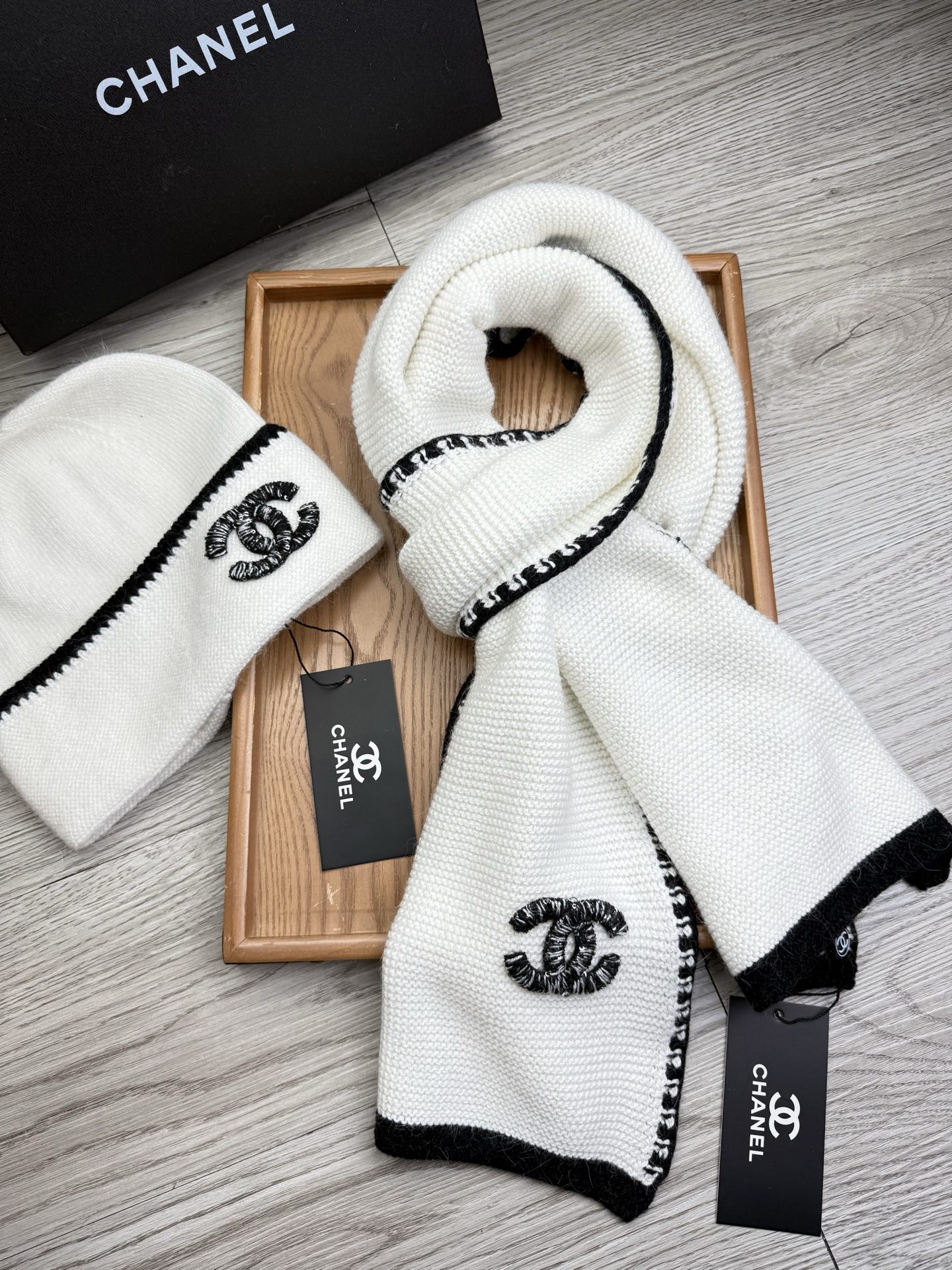 🌹。C家。【羊毛套装帽子】经典套装帽子！帽子➕围巾！材质：70%羊毛➕30%兔毛。暖暖哒超级舒服～冬日小