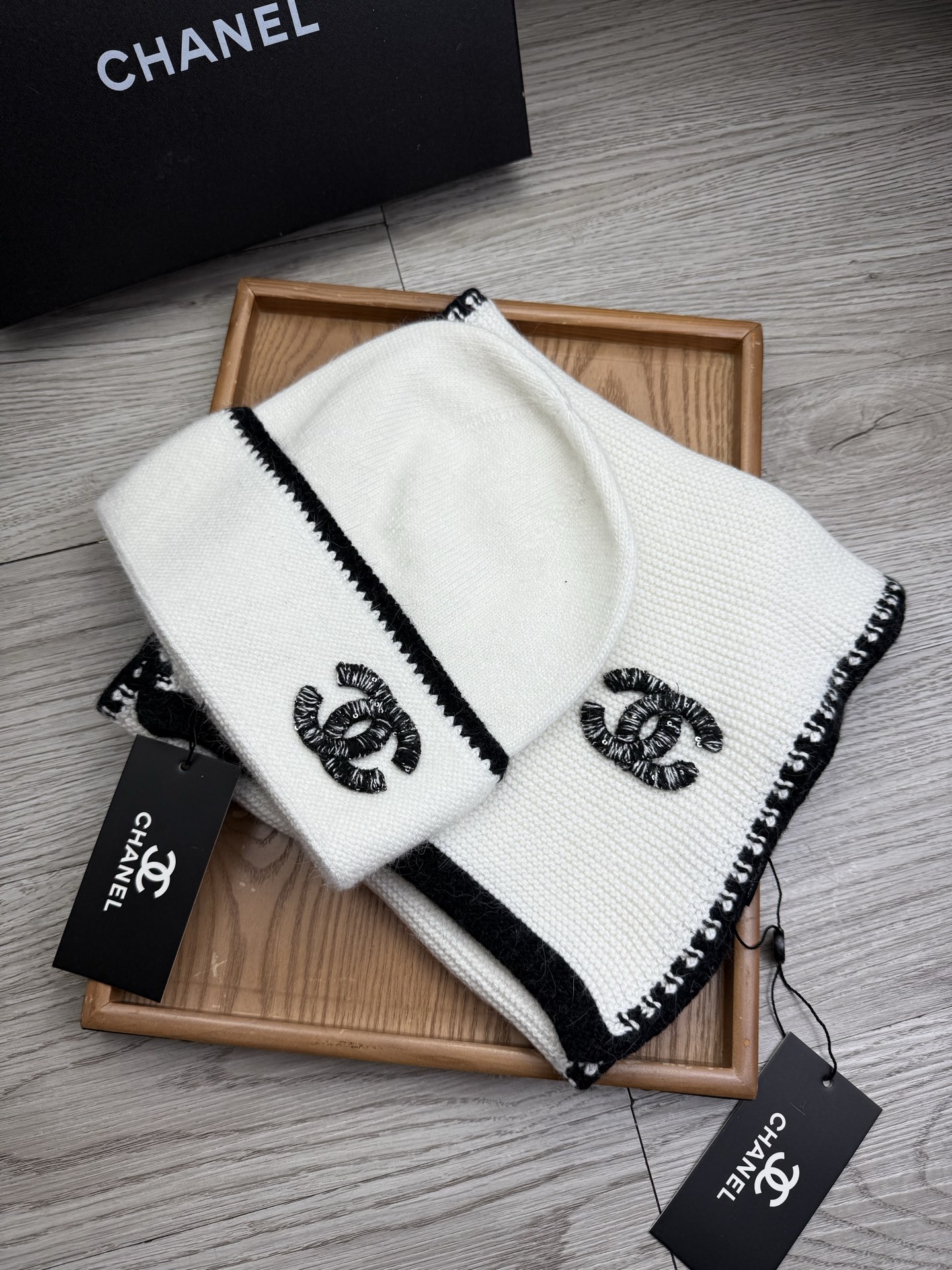 🌹。C家。【羊毛套装帽子】经典套装帽子！帽子➕围巾！材质：70%羊毛➕30%兔毛。暖暖哒超级舒服～冬日小