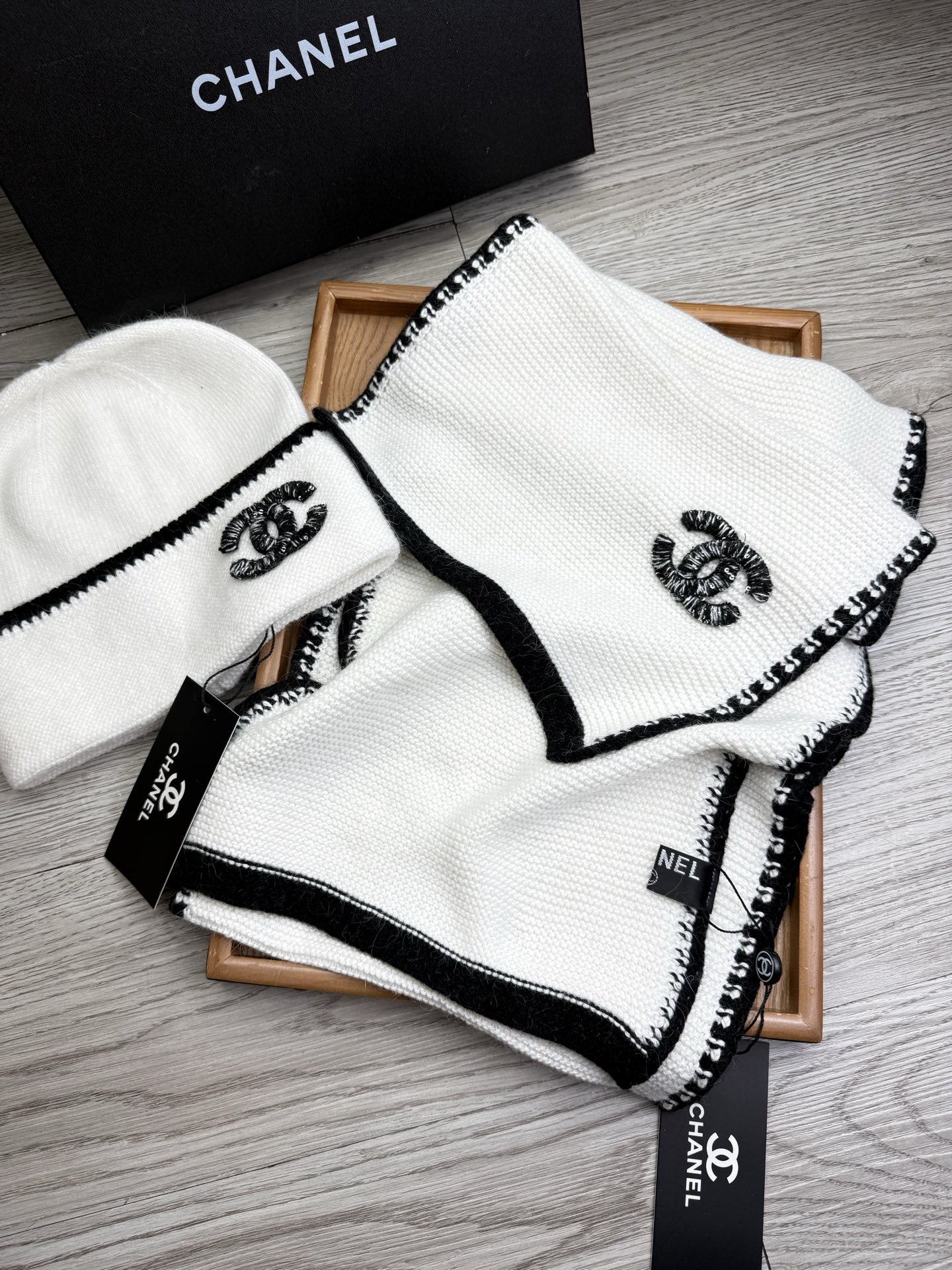 🌹。C家。【羊毛套装帽子】经典套装帽子！帽子➕围巾！材质：70%羊毛➕30%兔毛。暖暖哒超级舒服～冬日小