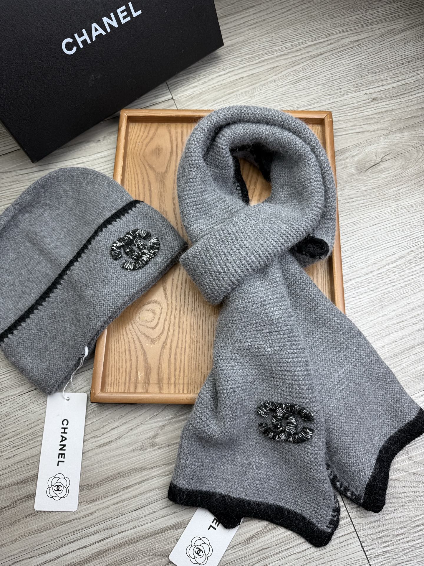 🌹。C家。【羊毛套装帽子】经典套装帽子！帽子➕围巾！材质：70%羊毛➕30%兔毛。暖暖哒超级舒服～冬日小