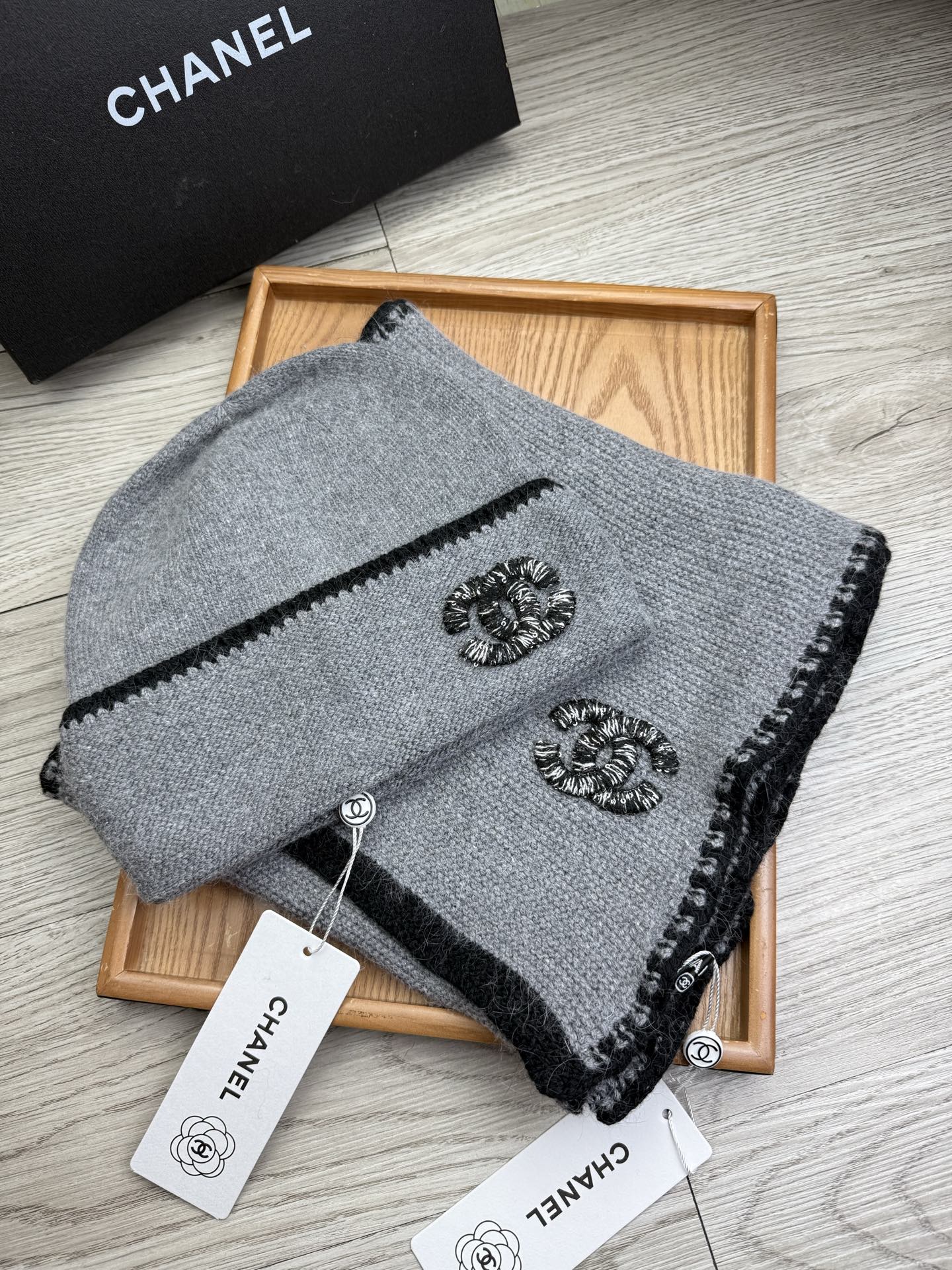 🌹。C家。【羊毛套装帽子】经典套装帽子！帽子➕围巾！材质：70%羊毛➕30%兔毛。暖暖哒超级舒服～冬日小