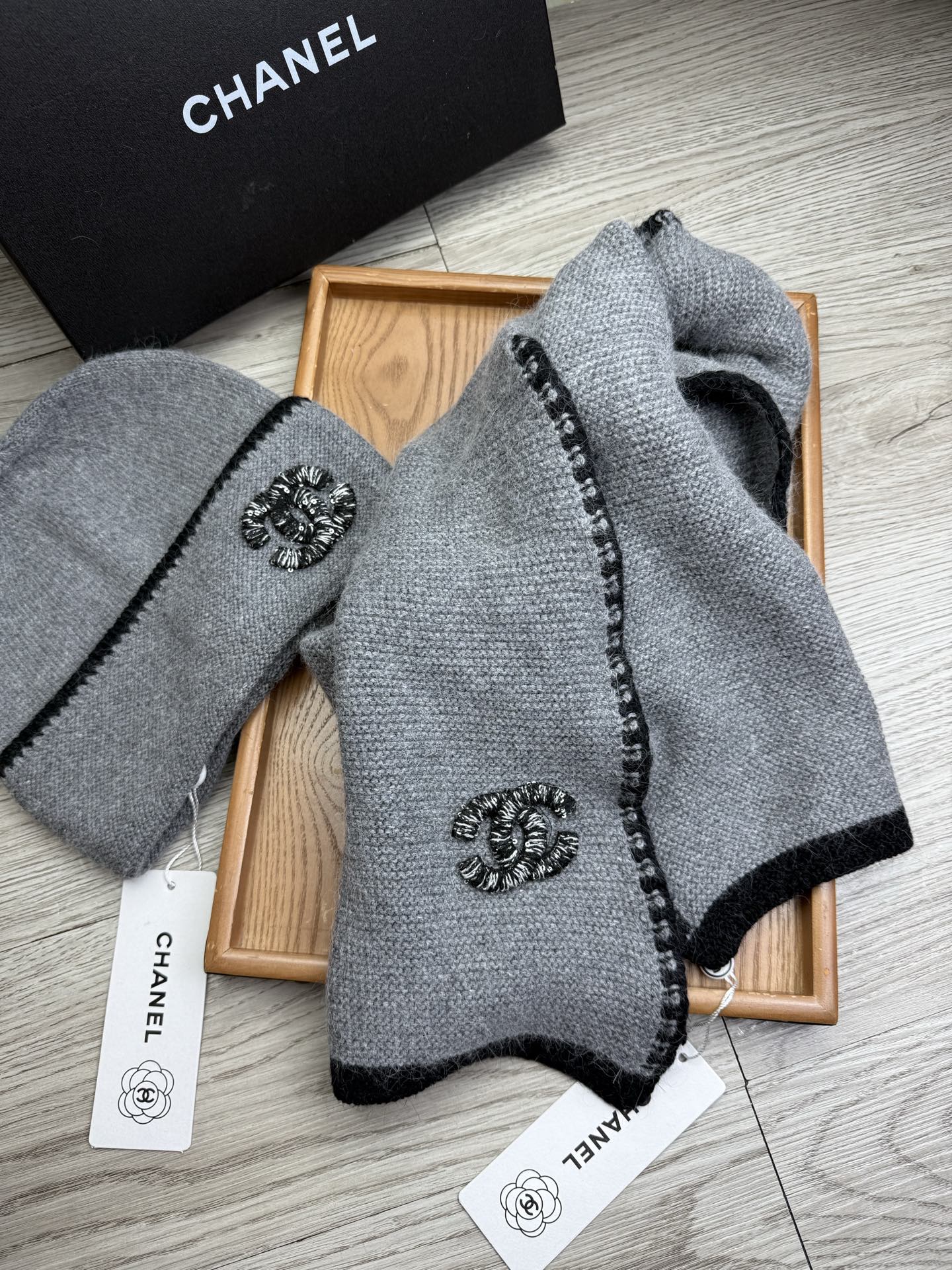 🌹。C家。【羊毛套装帽子】经典套装帽子！帽子➕围巾！材质：70%羊毛➕30%兔毛。暖暖哒超级舒服～冬日小