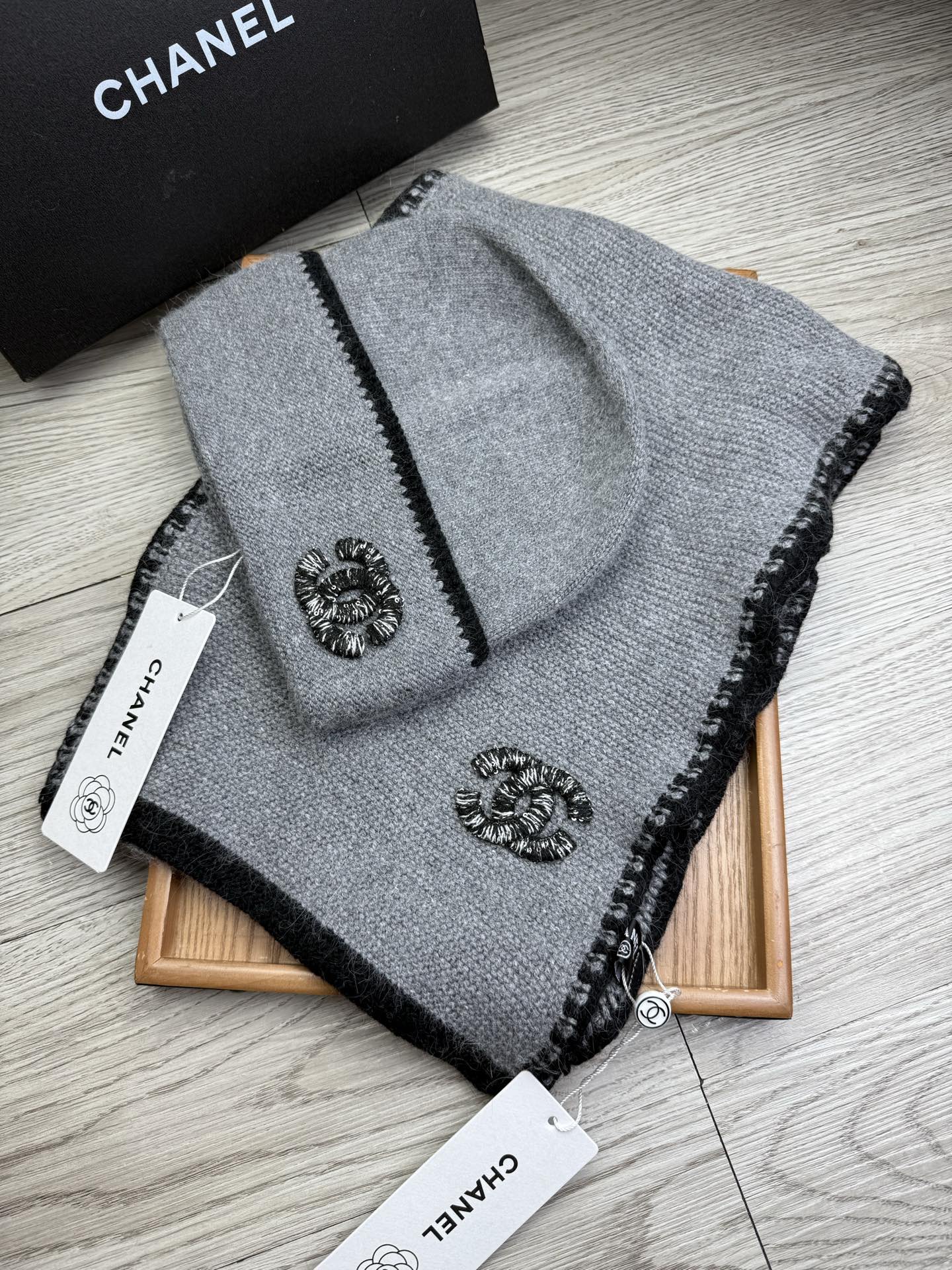 🌹。C家。【羊毛套装帽子】经典套装帽子！帽子➕围巾！材质：70%羊毛➕30%兔毛。暖暖哒超级舒服～冬日小