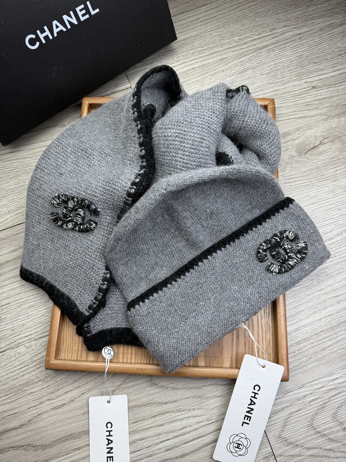 🌹。C家。【羊毛套装帽子】经典套装帽子！帽子➕围巾！材质：70%羊毛➕30%兔毛。暖暖哒超级舒服～冬日小