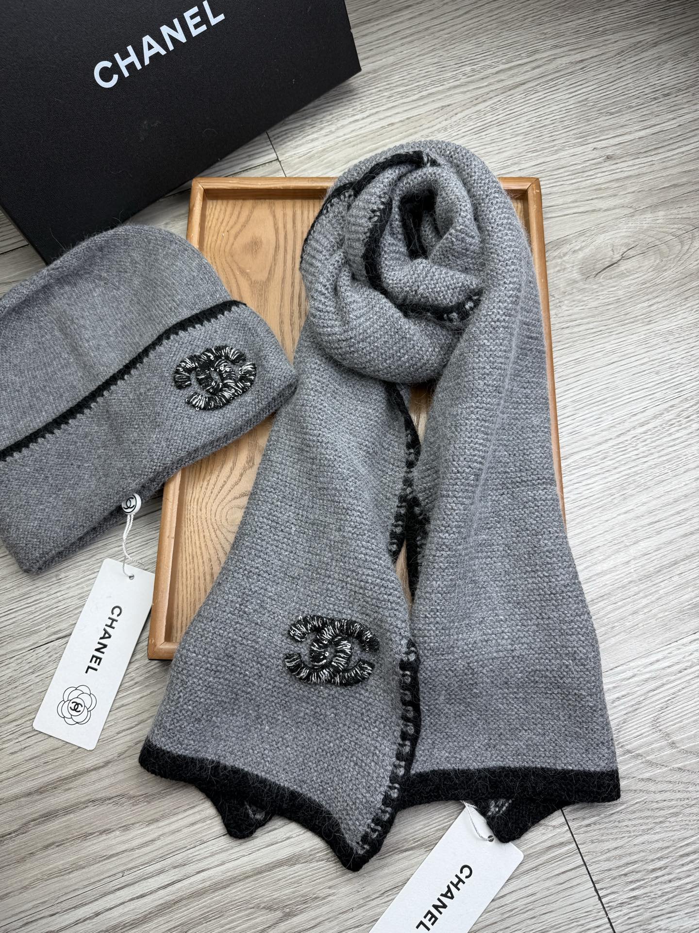 🌹。C家。【羊毛套装帽子】经典套装帽子！帽子➕围巾！材质：70%羊毛➕30%兔毛。暖暖哒超级舒服～冬日小