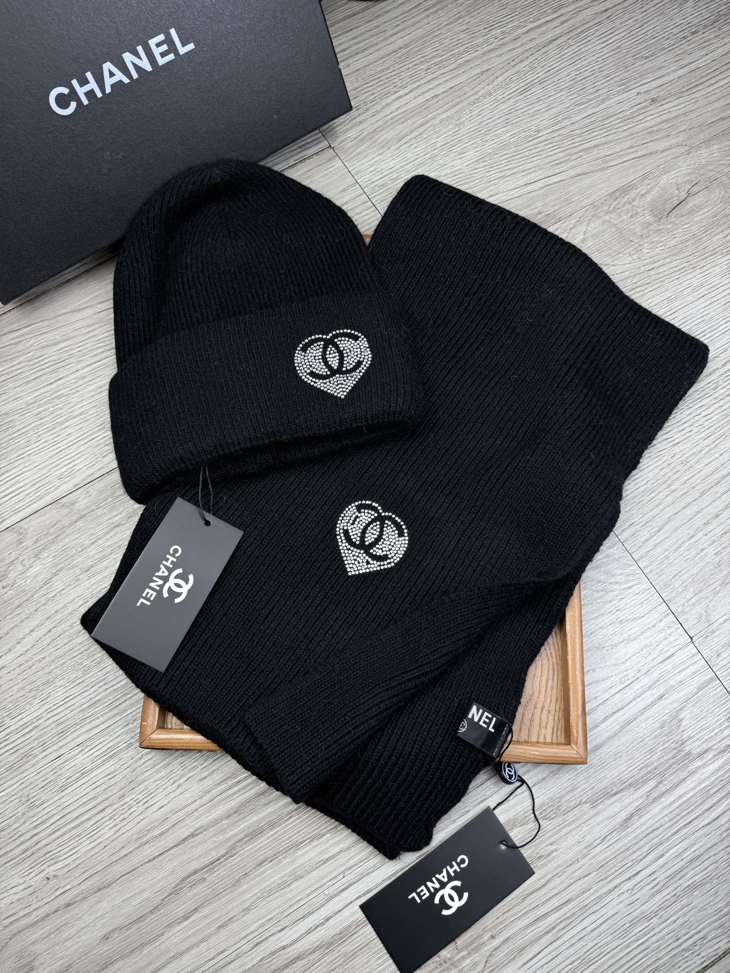 🌹。C家。【羊毛套装帽子】经典套装帽子！帽子➕围巾！材质：70%羊毛➕30%兔毛。暖暖哒超级舒服～冬日小