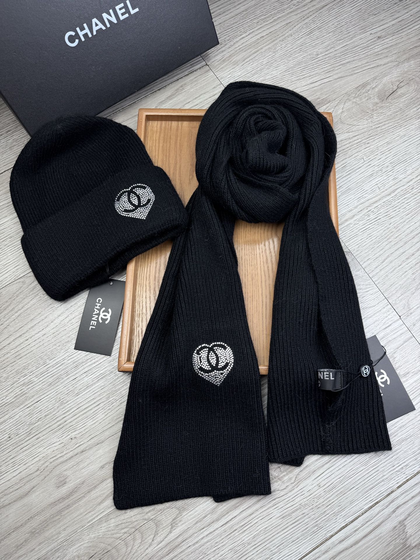 🌹。C家。【羊毛套装帽子】经典套装帽子！帽子➕围巾！材质：70%羊毛➕30%兔毛。暖暖哒超级舒服～冬日小