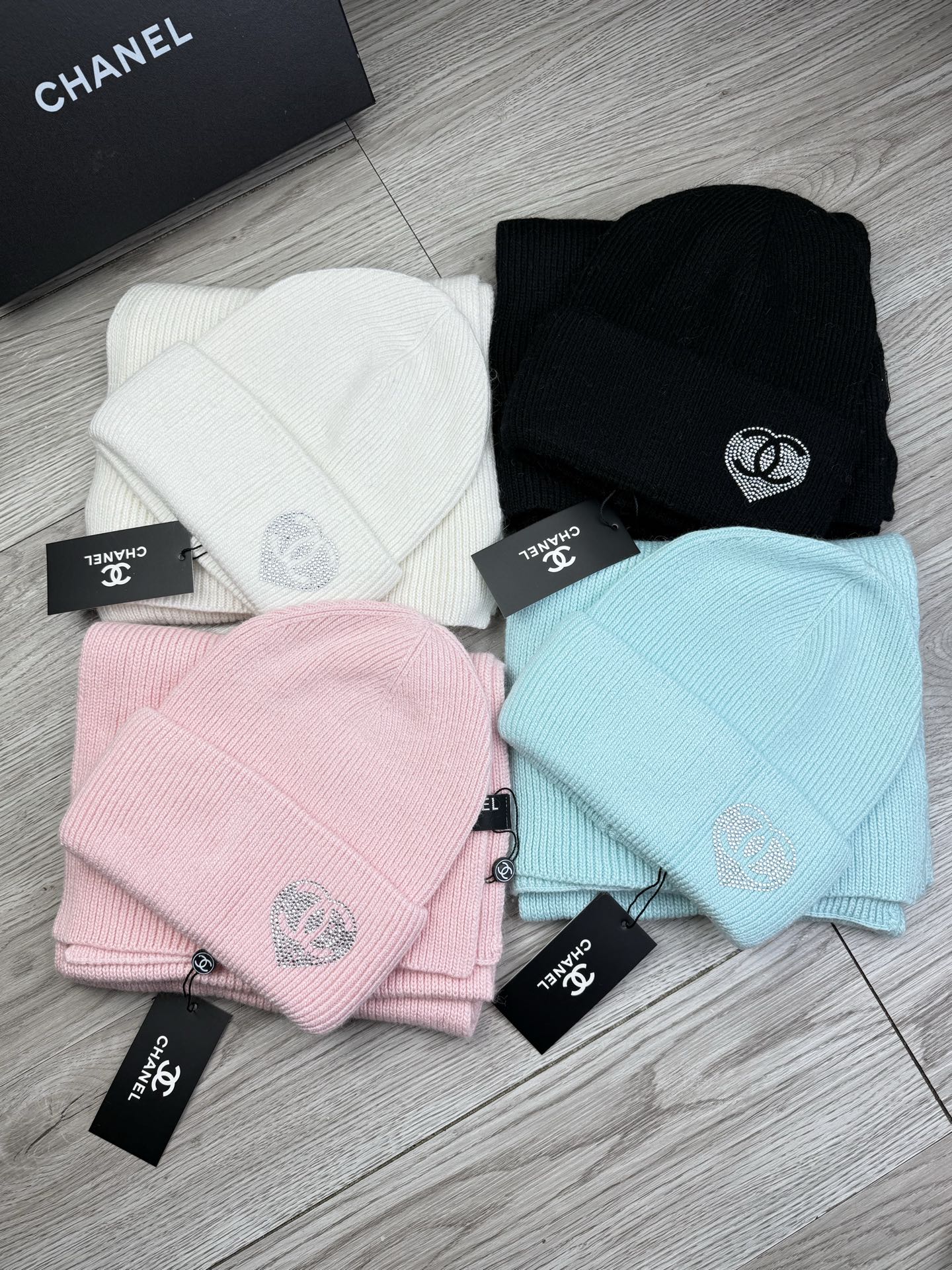🌹。C家。【羊毛套装帽子】经典套装帽子！帽子➕围巾！材质：70%羊毛➕30%兔毛。暖暖哒超级舒服～冬日小