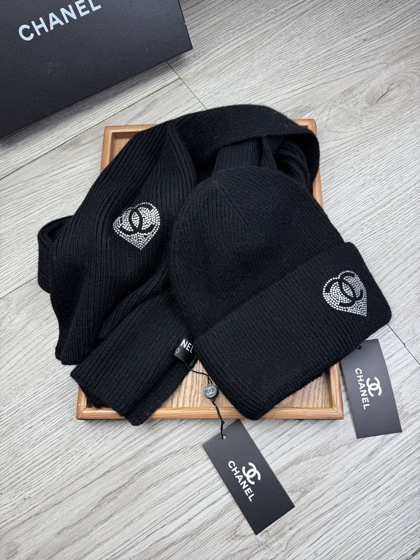 🌹。C家。【羊毛套装帽子】经典套装帽子！帽子➕围巾！材质：70%羊毛➕30%兔毛。暖暖哒超级舒服～冬日小