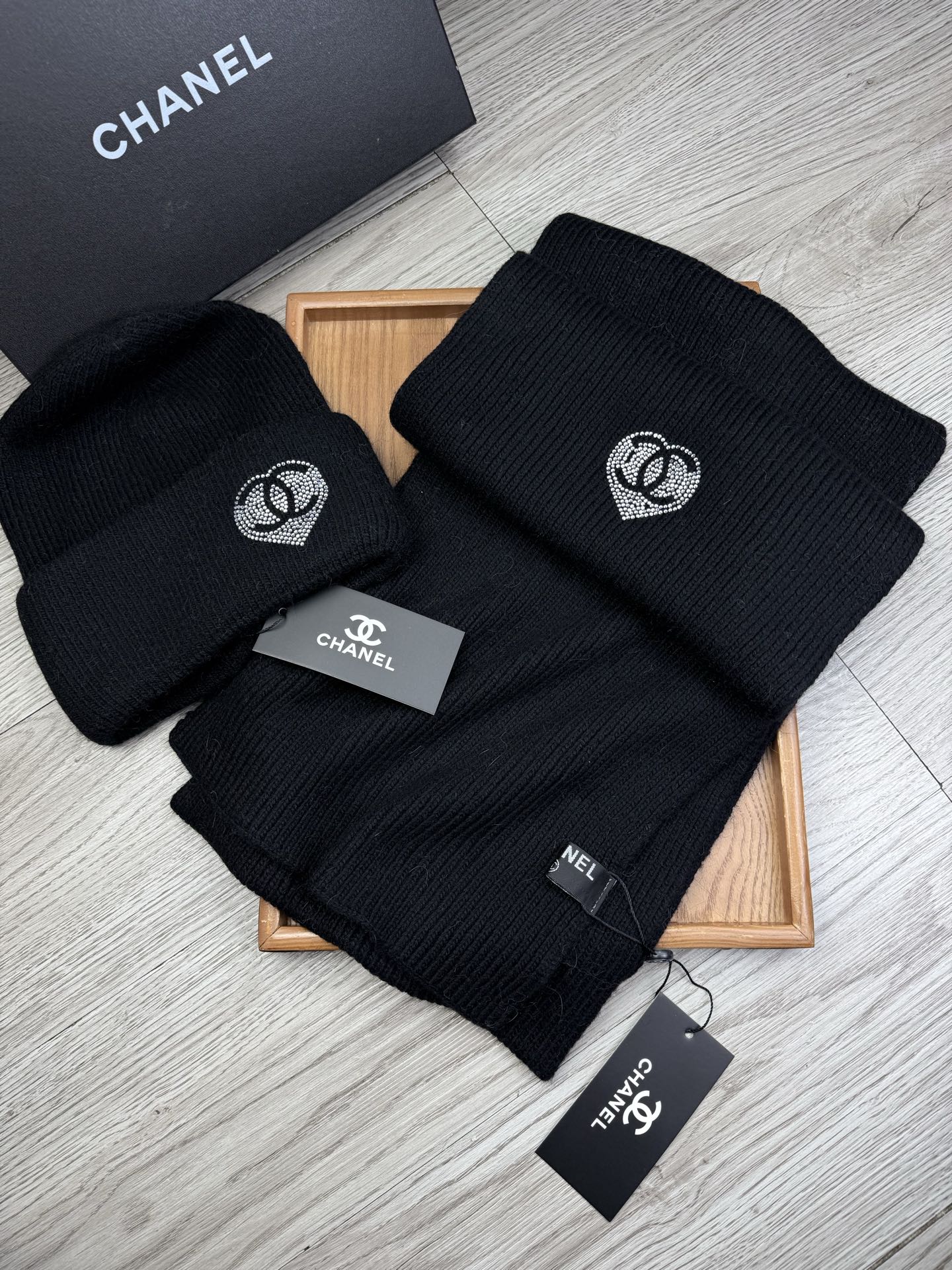 🌹。C家。【羊毛套装帽子】经典套装帽子！帽子➕围巾！材质：70%羊毛➕30%兔毛。暖暖哒超级舒服～冬日小