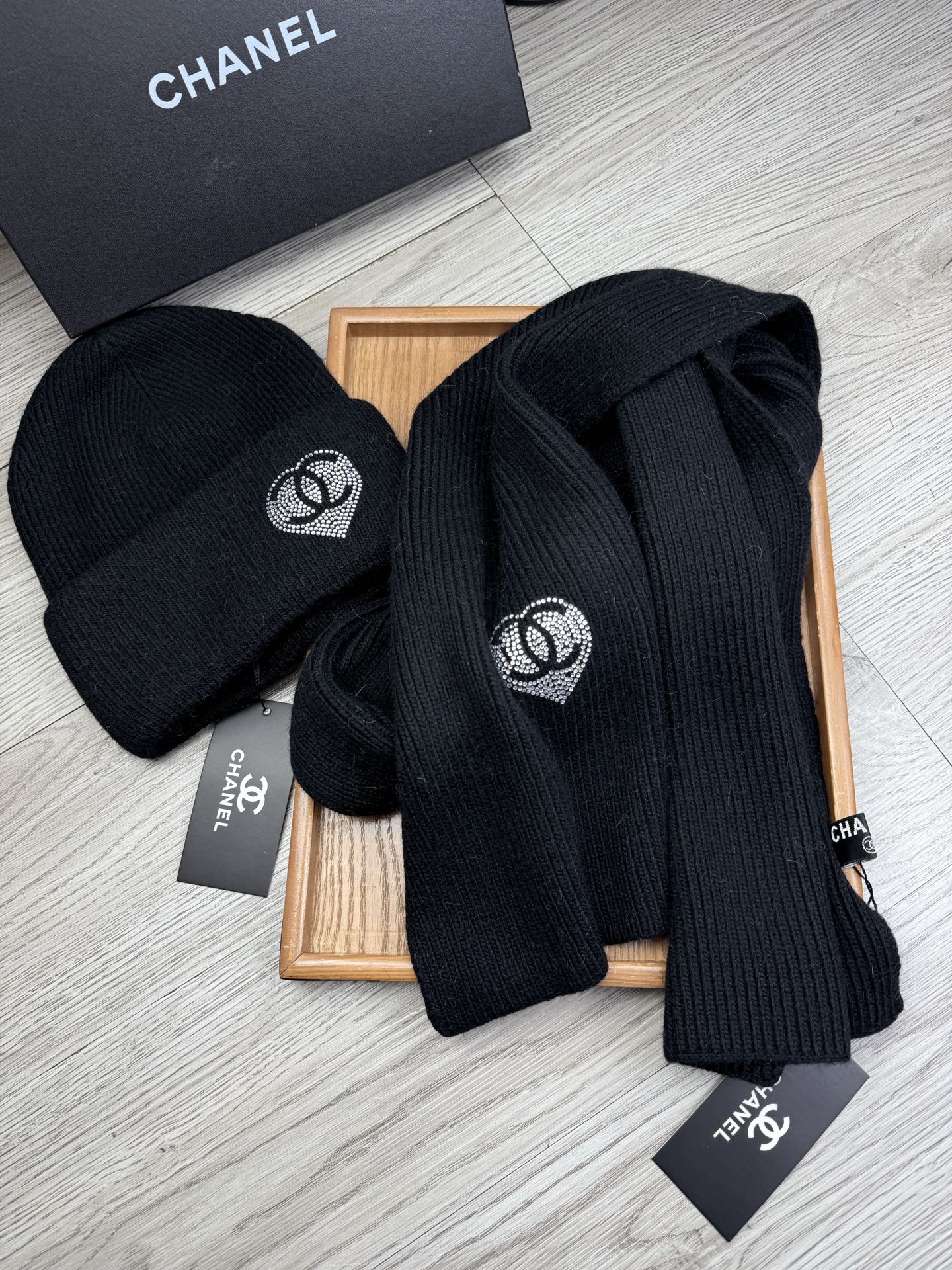 🌹。C家。【羊毛套装帽子】经典套装帽子！帽子➕围巾！材质：70%羊毛➕30%兔毛。暖暖哒超级舒服～冬日小