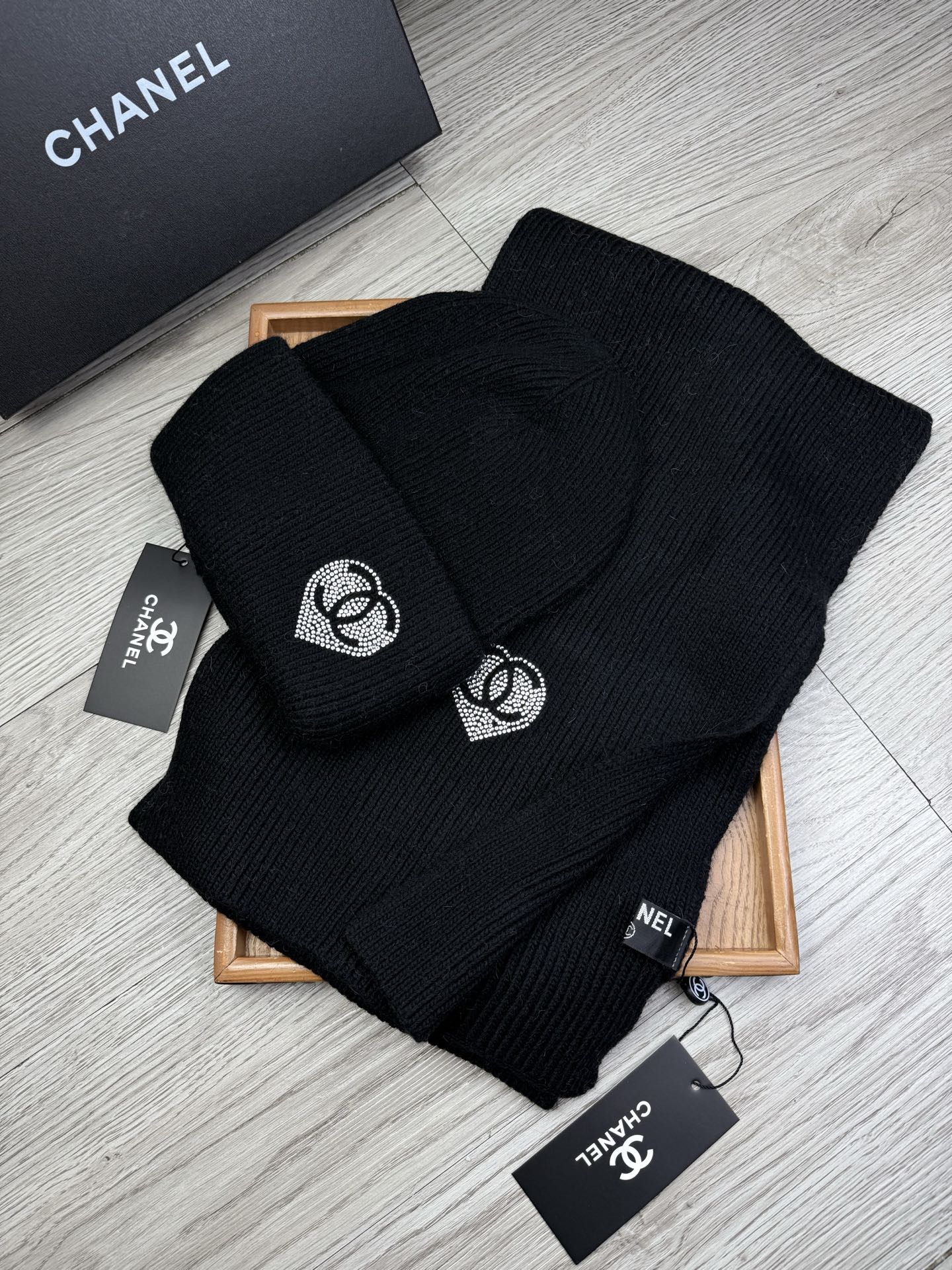 🌹。C家。【羊毛套装帽子】经典套装帽子！帽子➕围巾！材质：70%羊毛➕30%兔毛。暖暖哒超级舒服～冬日小