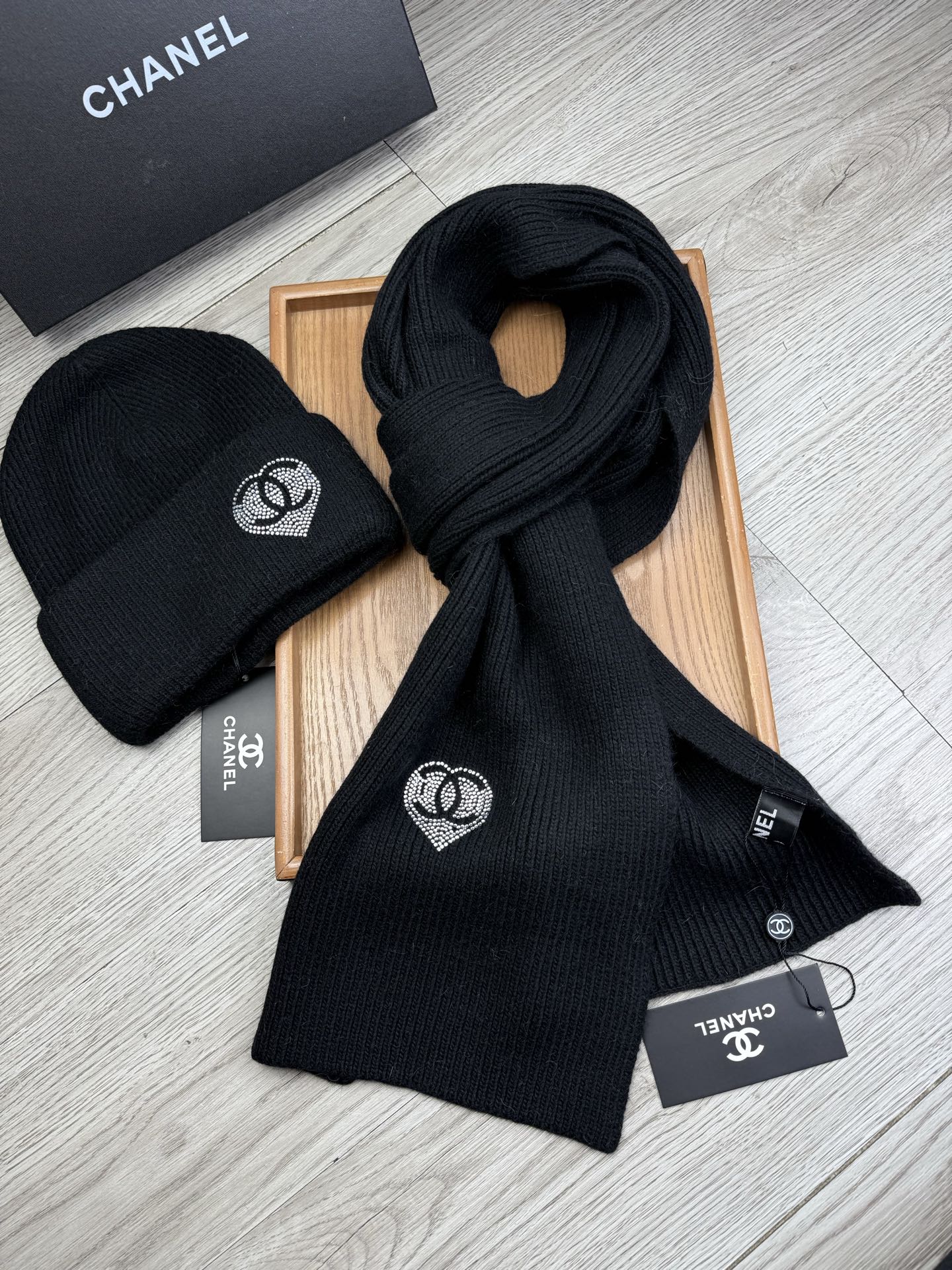 🌹。C家。【羊毛套装帽子】经典套装帽子！帽子➕围巾！材质：70%羊毛➕30%兔毛。暖暖哒超级舒服～冬日小