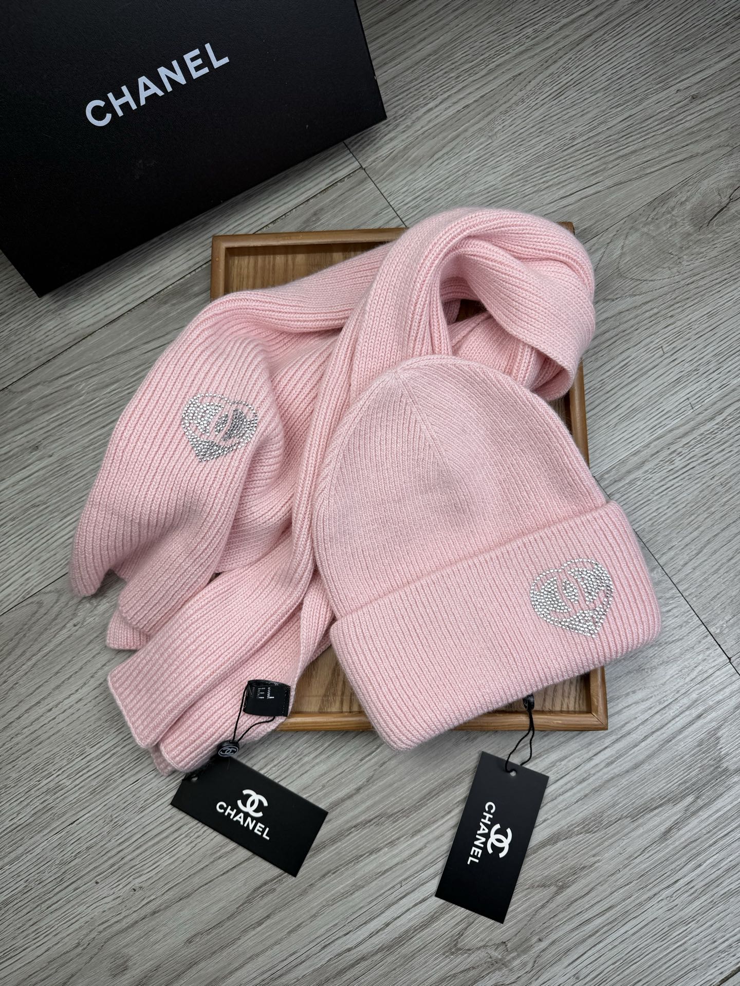 🌹。C家。【羊毛套装帽子】经典套装帽子！帽子➕围巾！材质：70%羊毛➕30%兔毛。暖暖哒超级舒服～冬日小