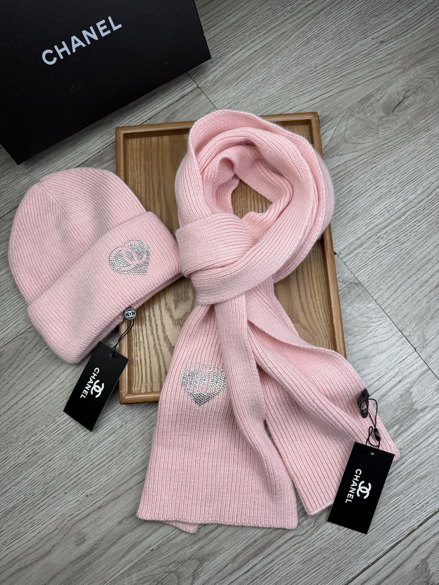 🌹。C家。【羊毛套装帽子】经典套装帽子！帽子➕围巾！材质：70%羊毛➕30%兔毛。暖暖哒超级舒服～冬日小