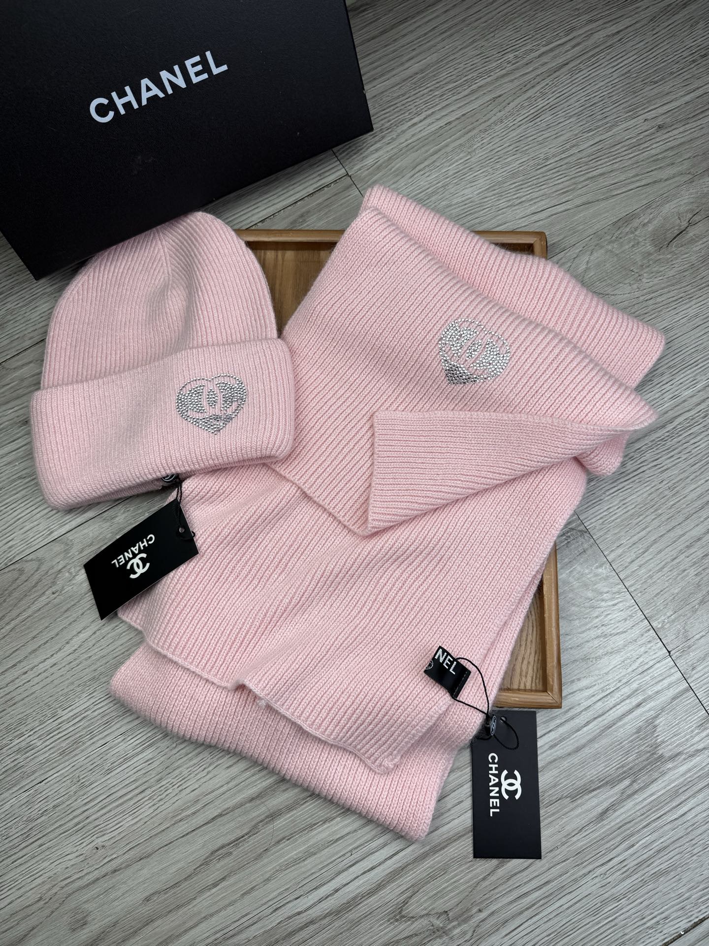 🌹。C家。【羊毛套装帽子】经典套装帽子！帽子➕围巾！材质：70%羊毛➕30%兔毛。暖暖哒超级舒服～冬日小