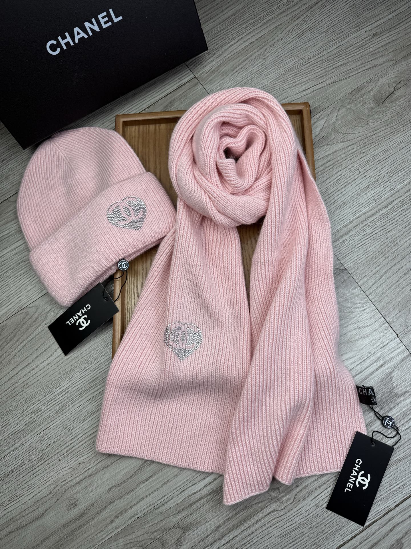 🌹。C家。【羊毛套装帽子】经典套装帽子！帽子➕围巾！材质：70%羊毛➕30%兔毛。暖暖哒超级舒服～冬日小