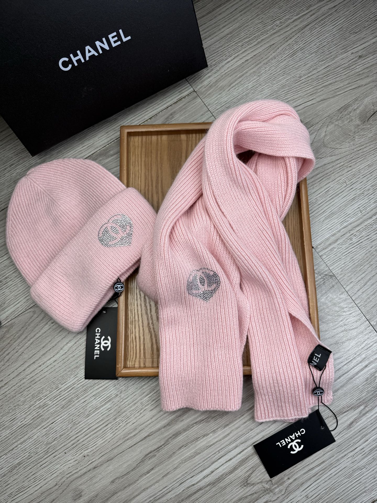 🌹。C家。【羊毛套装帽子】经典套装帽子！帽子➕围巾！材质：70%羊毛➕30%兔毛。暖暖哒超级舒服～冬日小