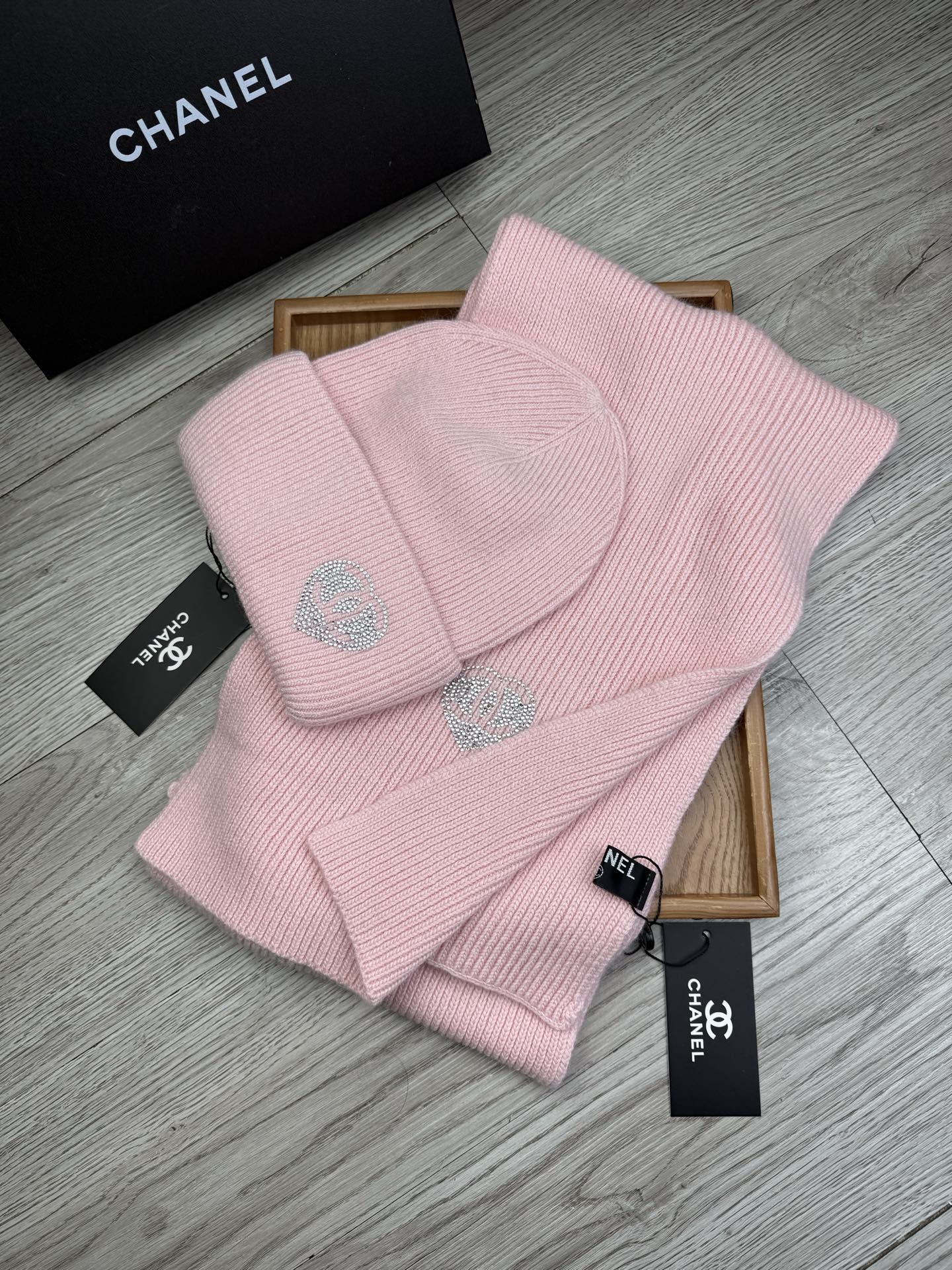 🌹。C家。【羊毛套装帽子】经典套装帽子！帽子➕围巾！材质：70%羊毛➕30%兔毛。暖暖哒超级舒服～冬日小