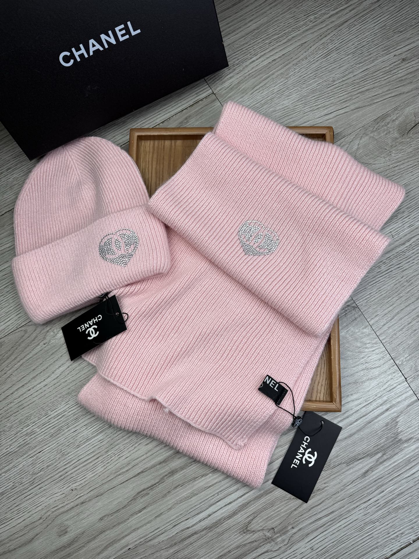 🌹。C家。【羊毛套装帽子】经典套装帽子！帽子➕围巾！材质：70%羊毛➕30%兔毛。暖暖哒超级舒服～冬日小