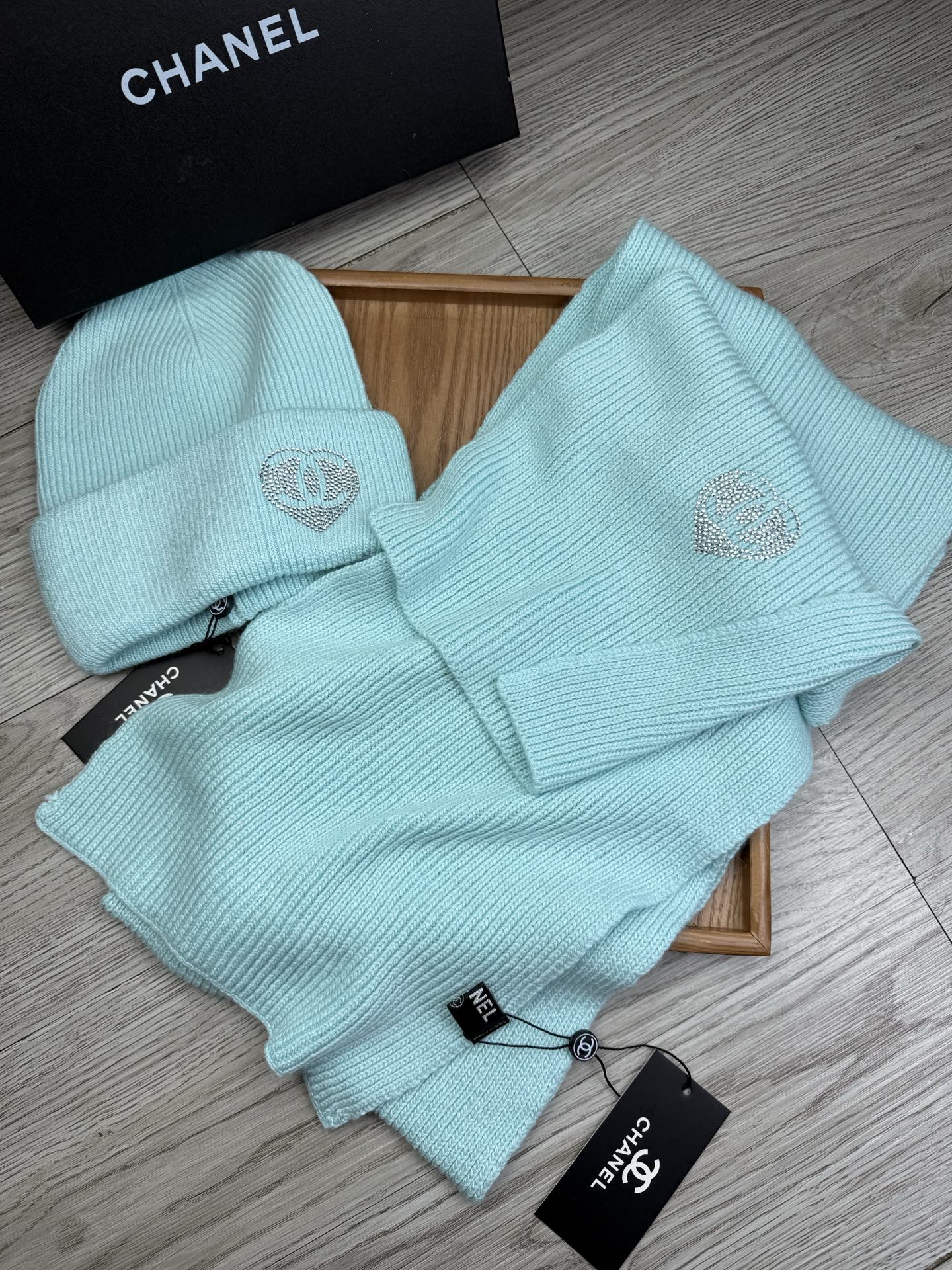 🌹。C家。【羊毛套装帽子】经典套装帽子！帽子➕围巾！材质：70%羊毛➕30%兔毛。暖暖哒超级舒服～冬日小