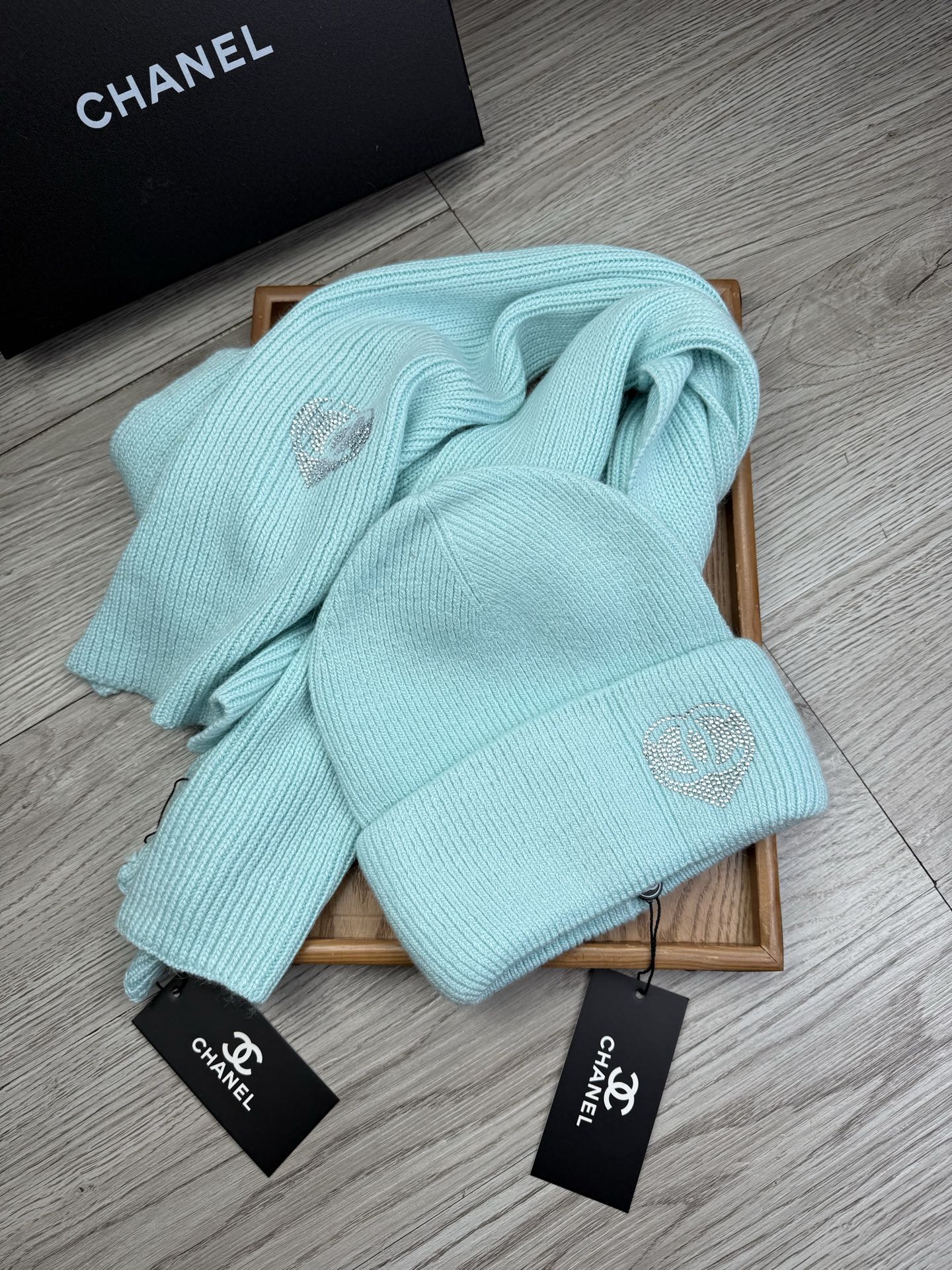 🌹。C家。【羊毛套装帽子】经典套装帽子！帽子➕围巾！材质：70%羊毛➕30%兔毛。暖暖哒超级舒服～冬日小