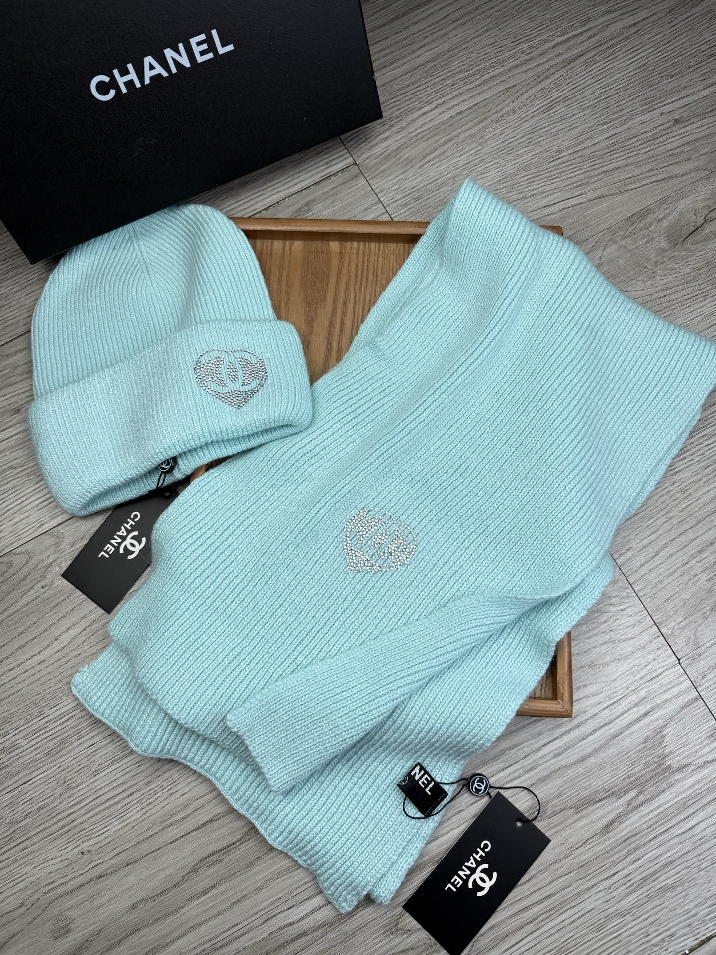 🌹。C家。【羊毛套装帽子】经典套装帽子！帽子➕围巾！材质：70%羊毛➕30%兔毛。暖暖哒超级舒服～冬日小