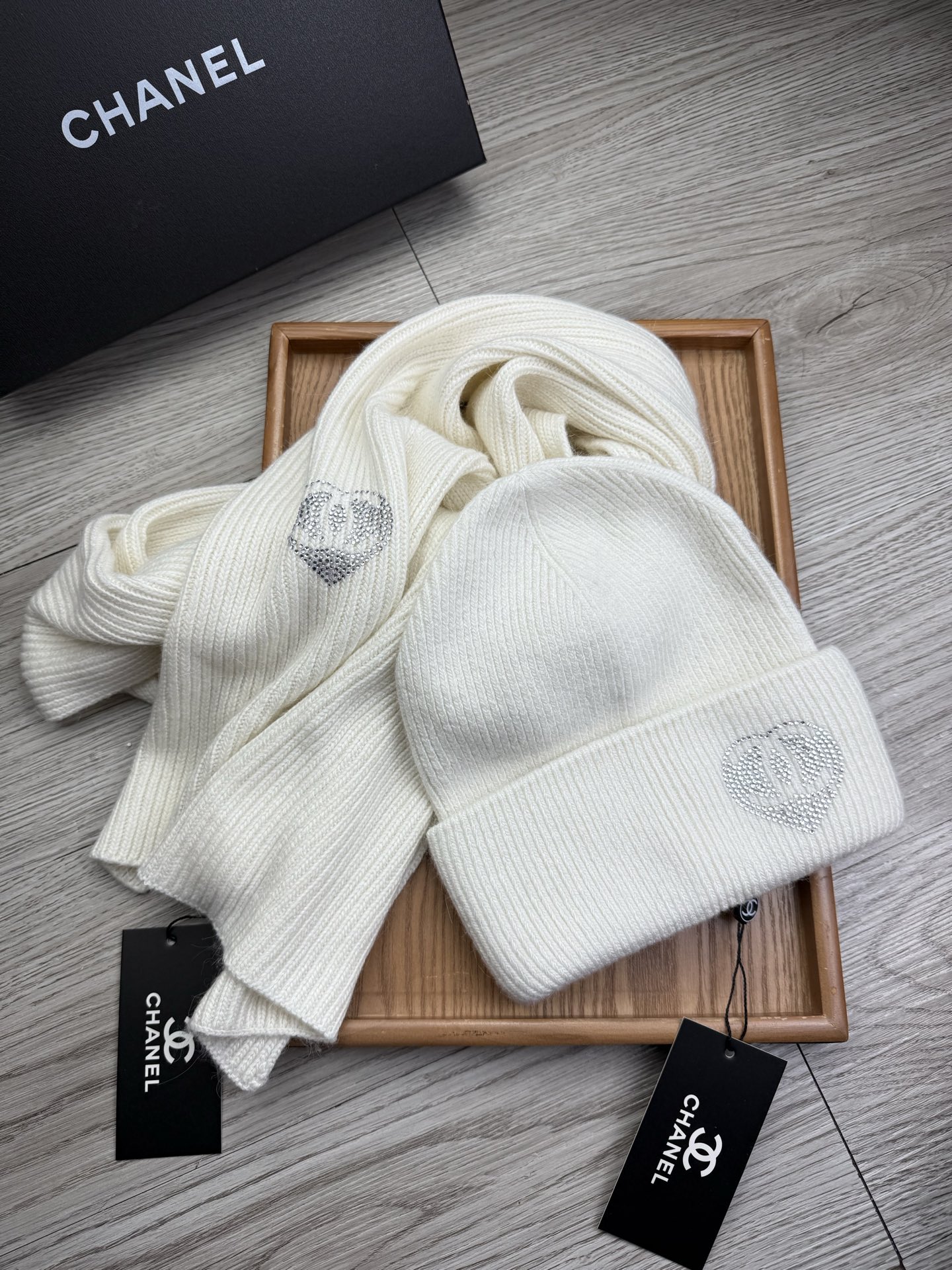 🌹。C家。【羊毛套装帽子】经典套装帽子！帽子➕围巾！材质：70%羊毛➕30%兔毛。暖暖哒超级舒服～冬日小