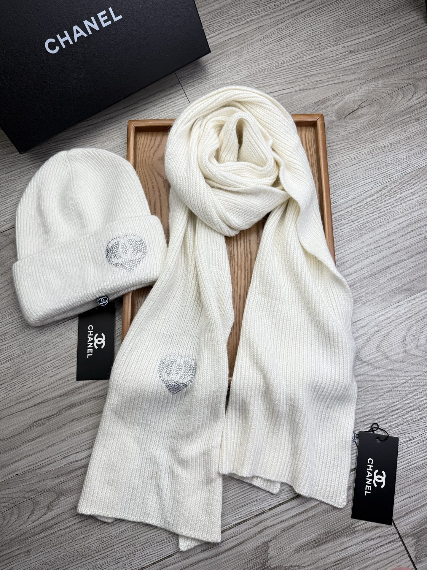 🌹。C家。【羊毛套装帽子】经典套装帽子！帽子➕围巾！材质：70%羊毛➕30%兔毛。暖暖哒超级舒服～冬日小