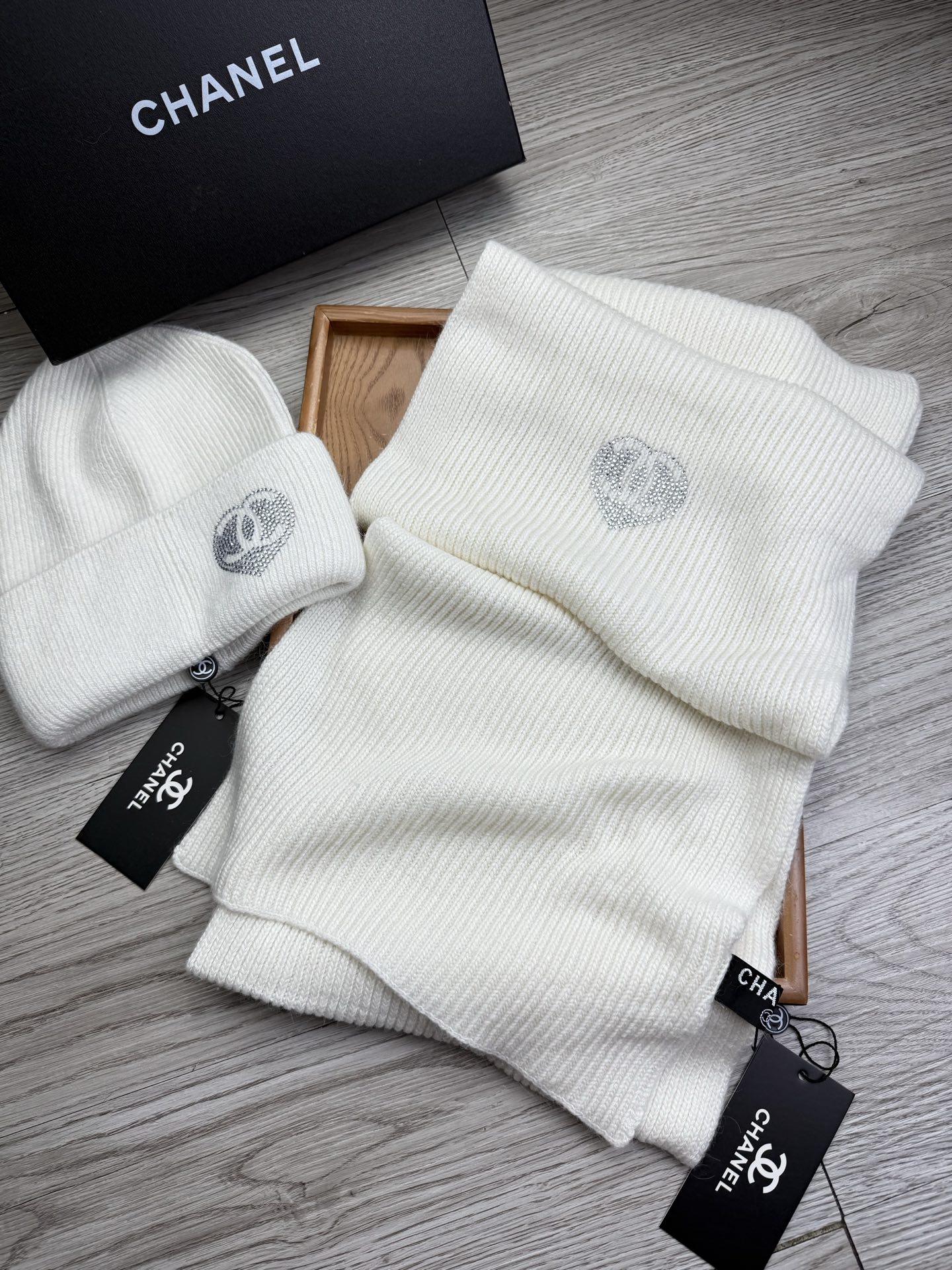 🌹。C家。【羊毛套装帽子】经典套装帽子！帽子➕围巾！材质：70%羊毛➕30%兔毛。暖暖哒超级舒服～冬日小