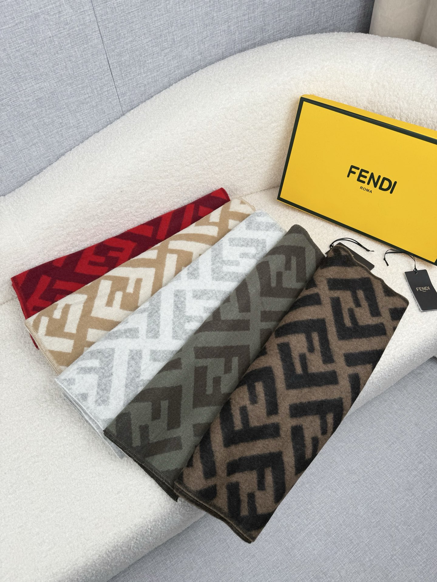 P。F家。【FF老花羊绒披肩长巾】时髦好看得要命！！这种Fei一定要见好就收！吐老血推荐！！品质无敌非常