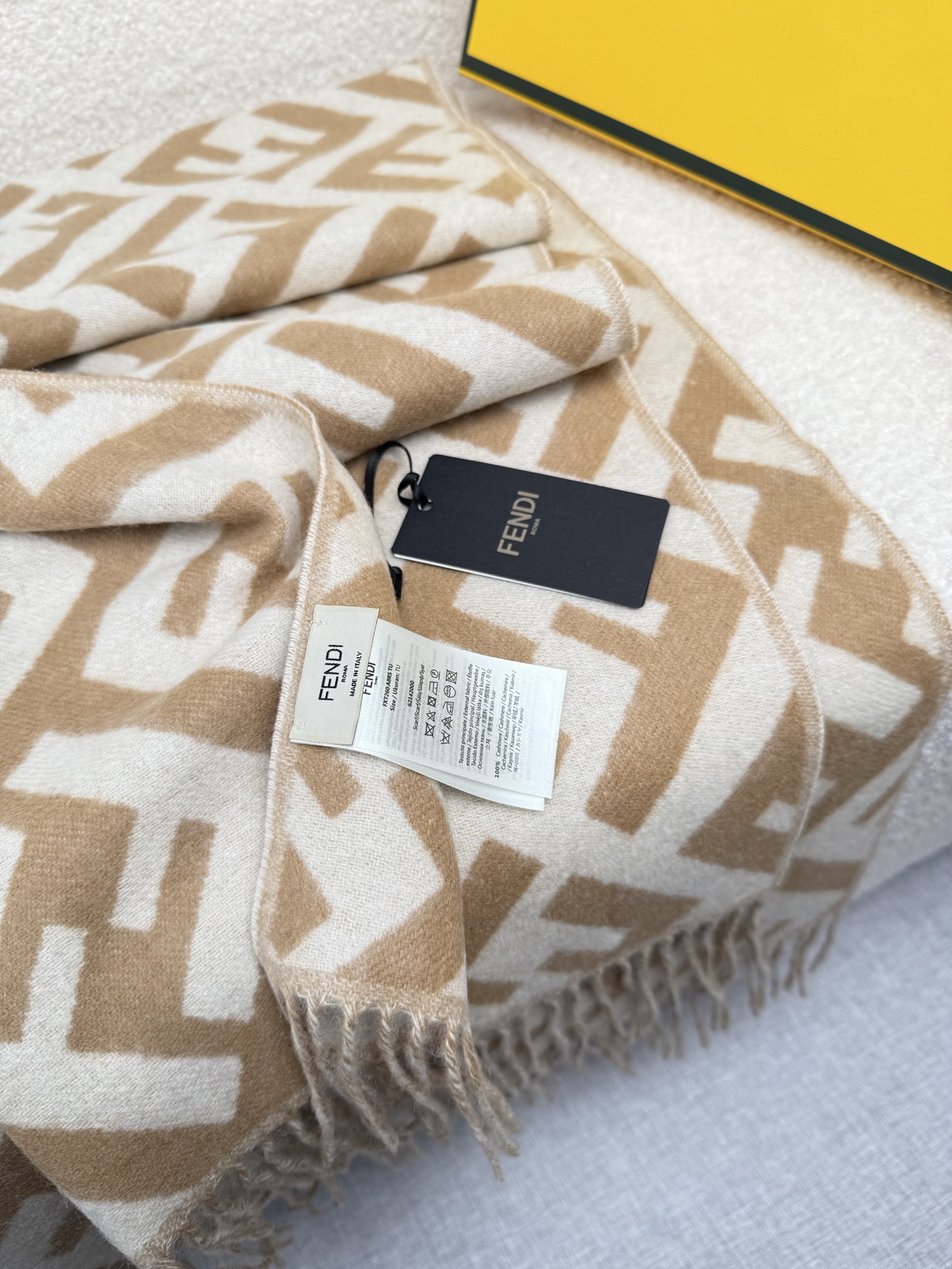 P。F家。【FF老花羊绒披肩长巾】时髦好看得要命！！这种Fei一定要见好就收！吐老血推荐！！品质无敌非常