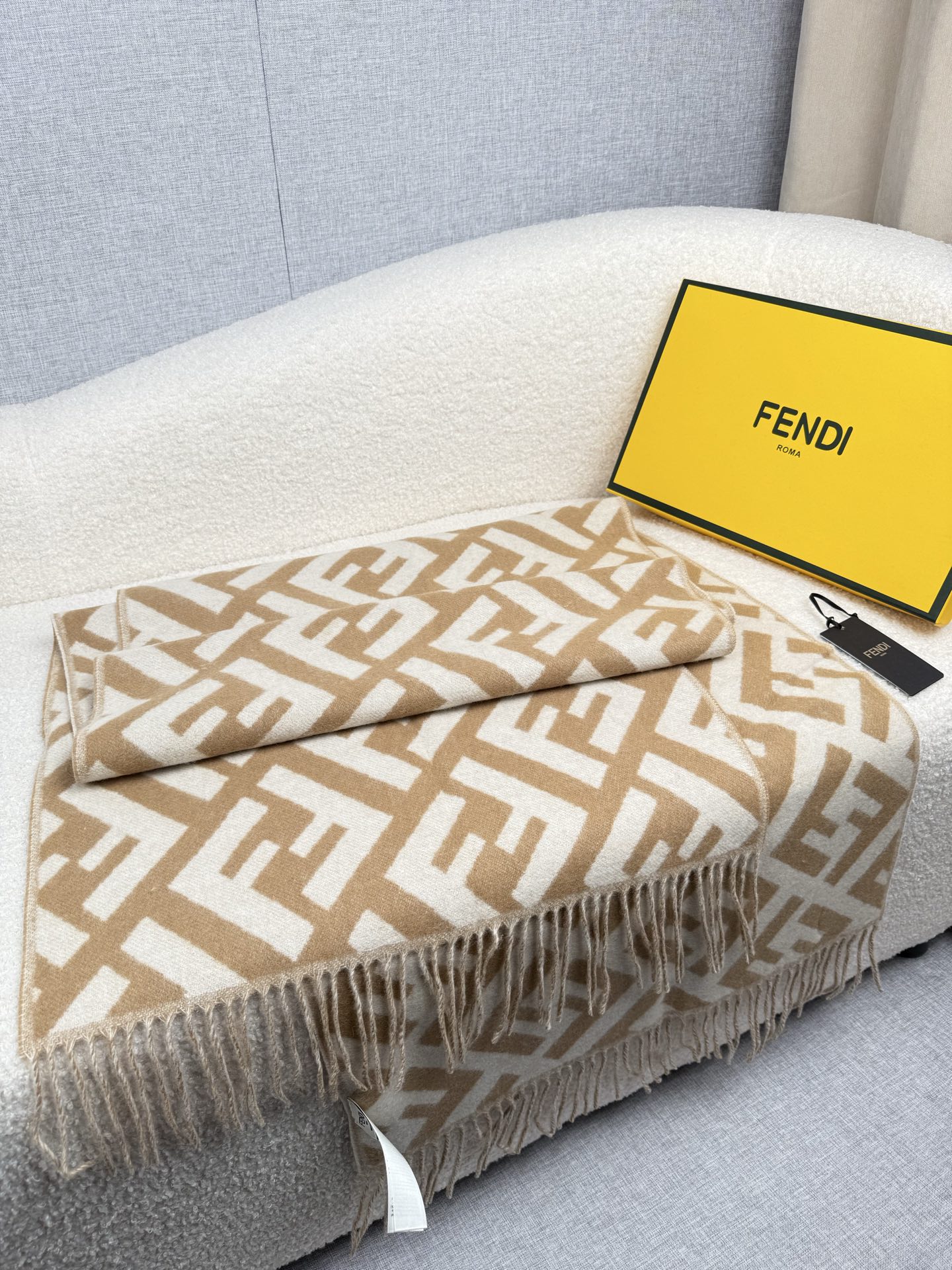 P。F家。【FF老花羊绒披肩长巾】时髦好看得要命！！这种Fei一定要见好就收！吐老血推荐！！品质无敌非常