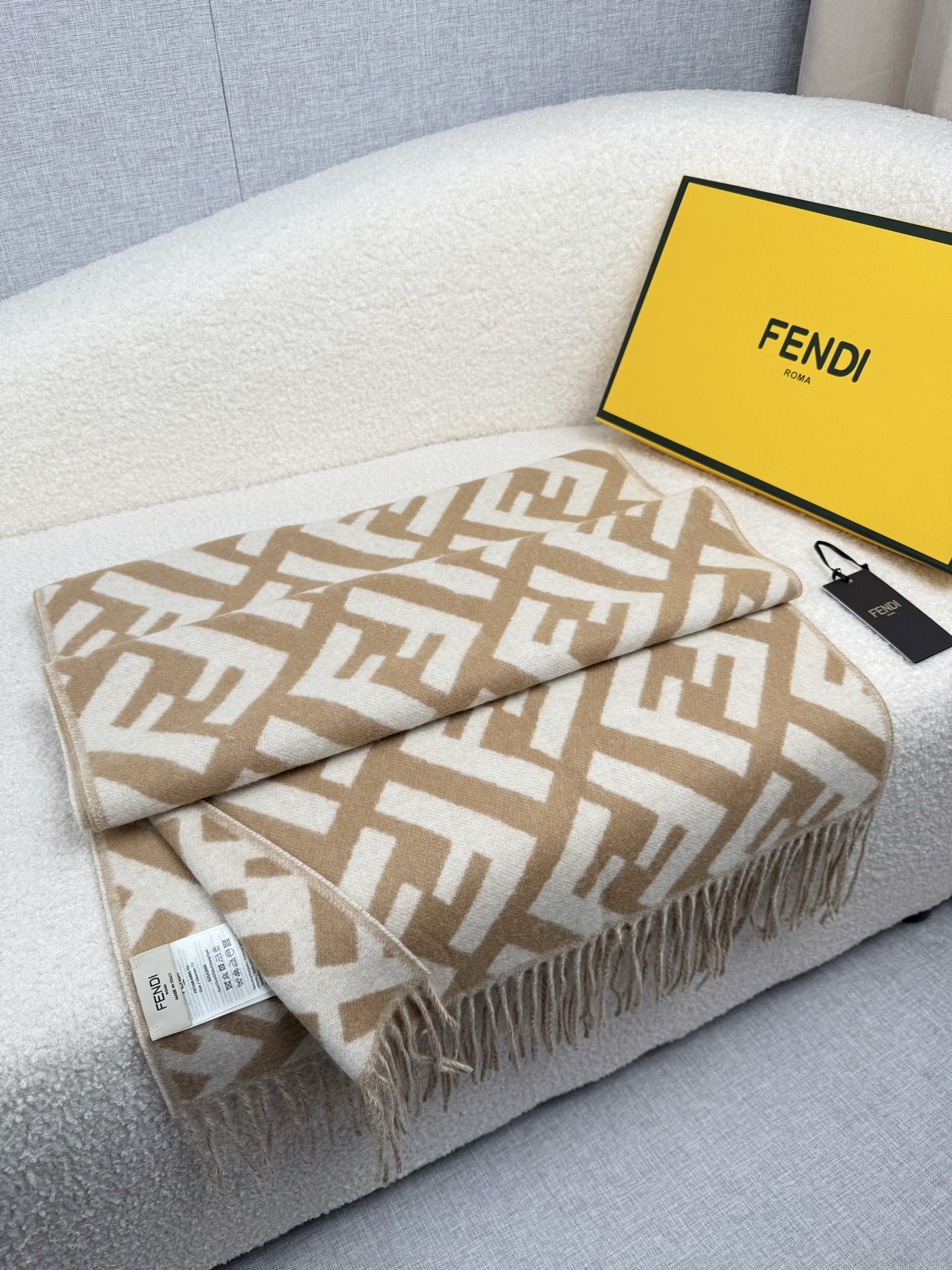 P。F家。【FF老花羊绒披肩长巾】时髦好看得要命！！这种Fei一定要见好就收！吐老血推荐！！品质无敌非常