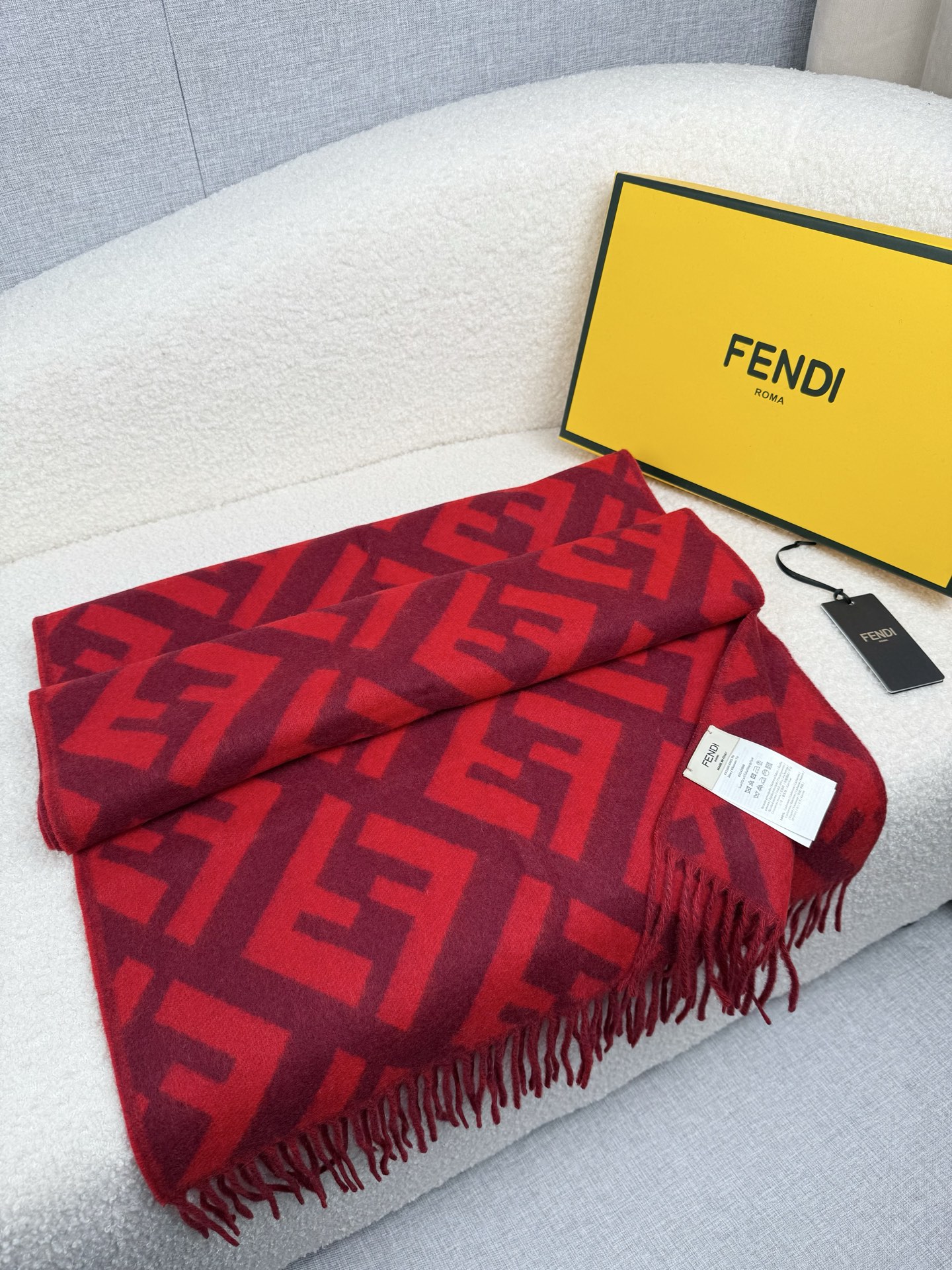 P。F家。【FF老花羊绒披肩长巾】时髦好看得要命！！这种Fei一定要见好就收！吐老血推荐！！品质无敌非常