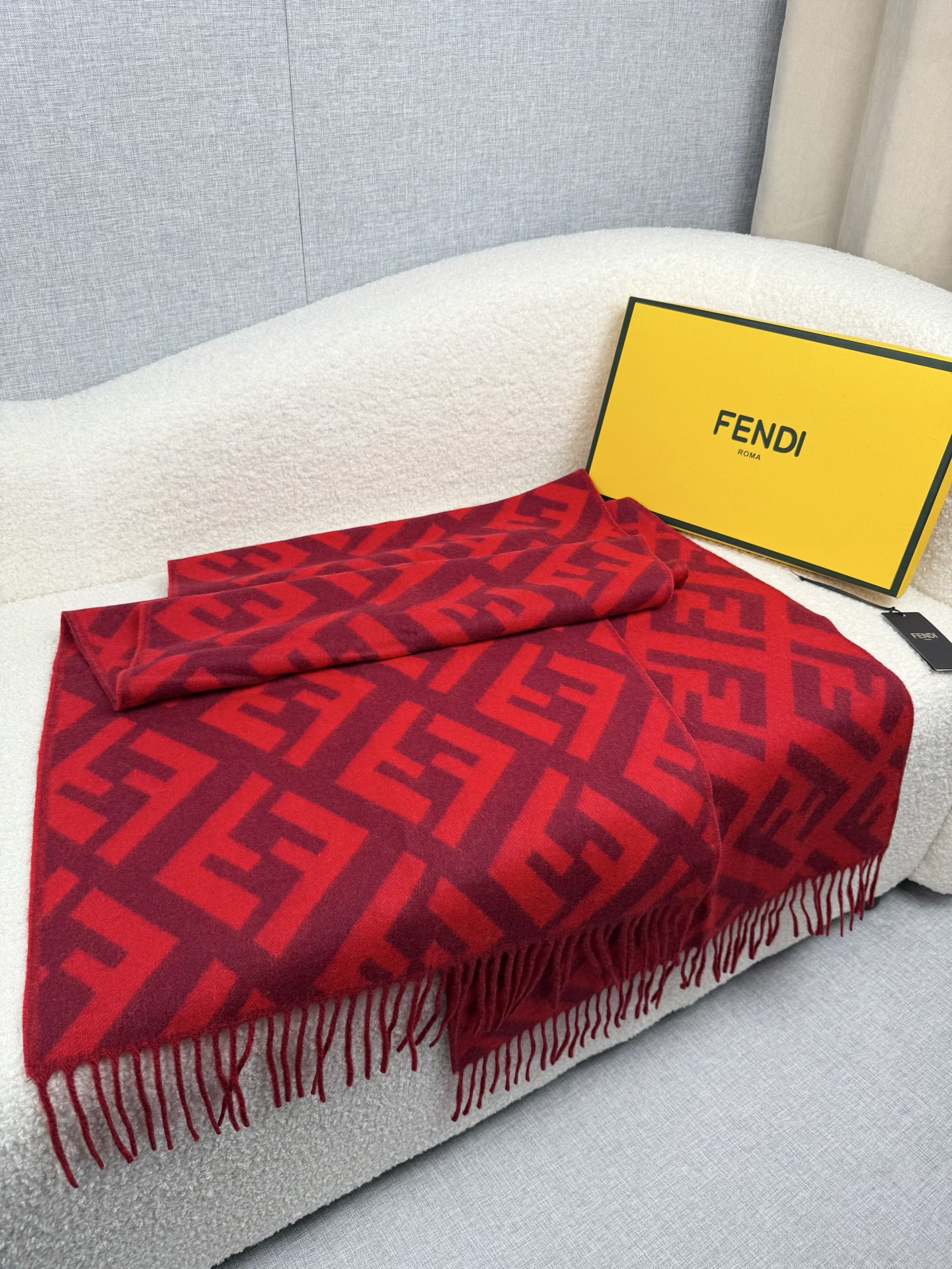 P。F家。【FF老花羊绒披肩长巾】时髦好看得要命！！这种Fei一定要见好就收！吐老血推荐！！品质无敌非常