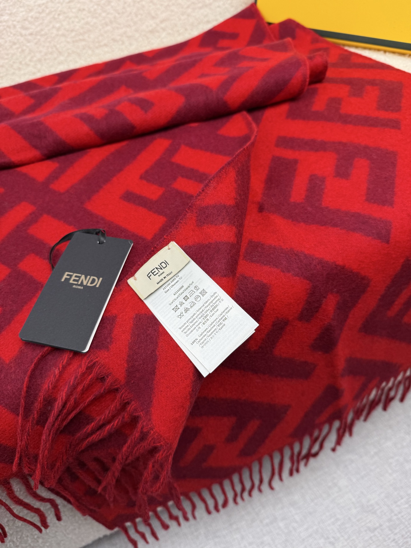 P。F家。【FF老花羊绒披肩长巾】时髦好看得要命！！这种Fei一定要见好就收！吐老血推荐！！品质无敌非常