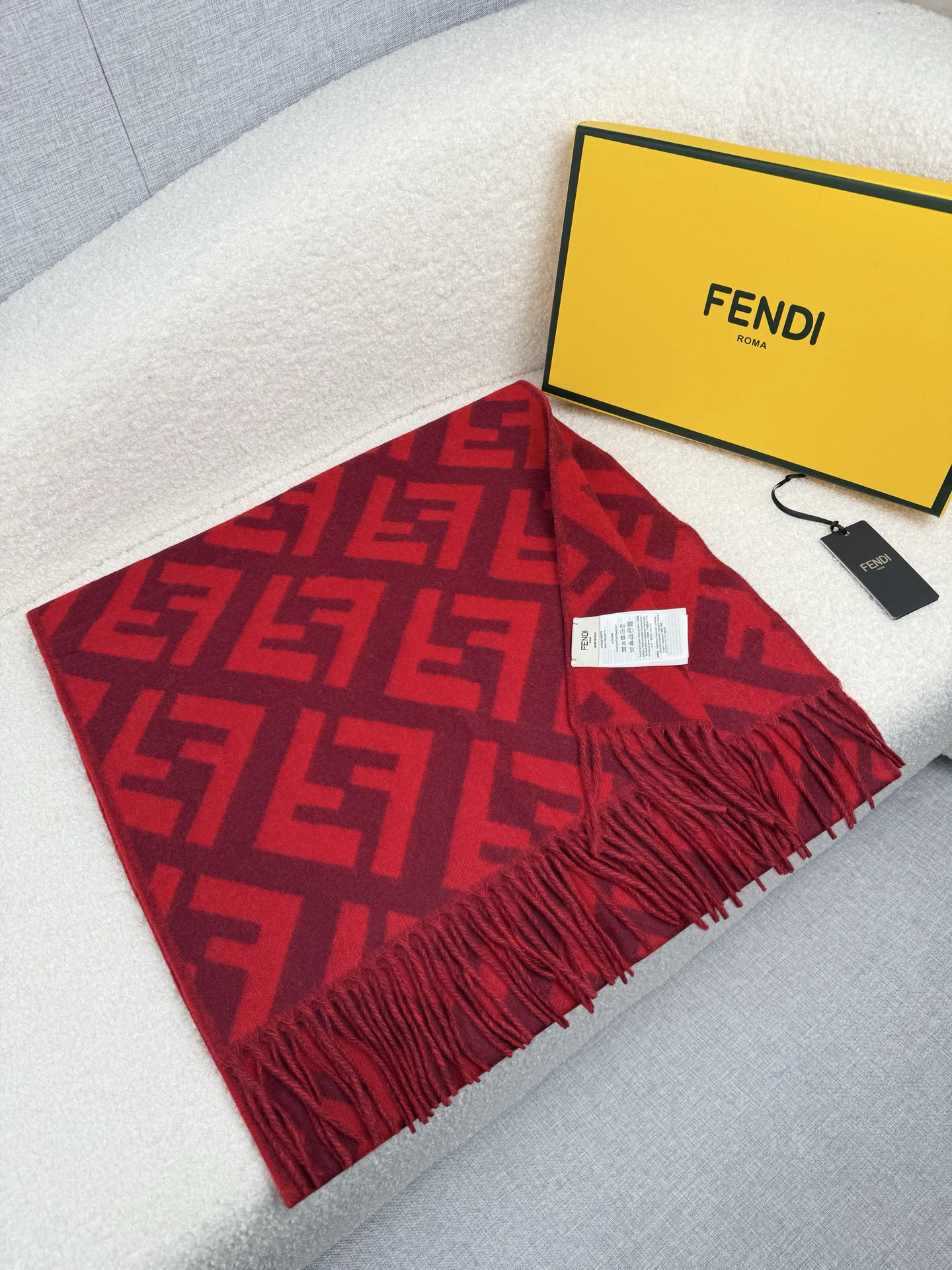 P。F家。【FF老花羊绒披肩长巾】时髦好看得要命！！这种Fei一定要见好就收！吐老血推荐！！品质无敌非常