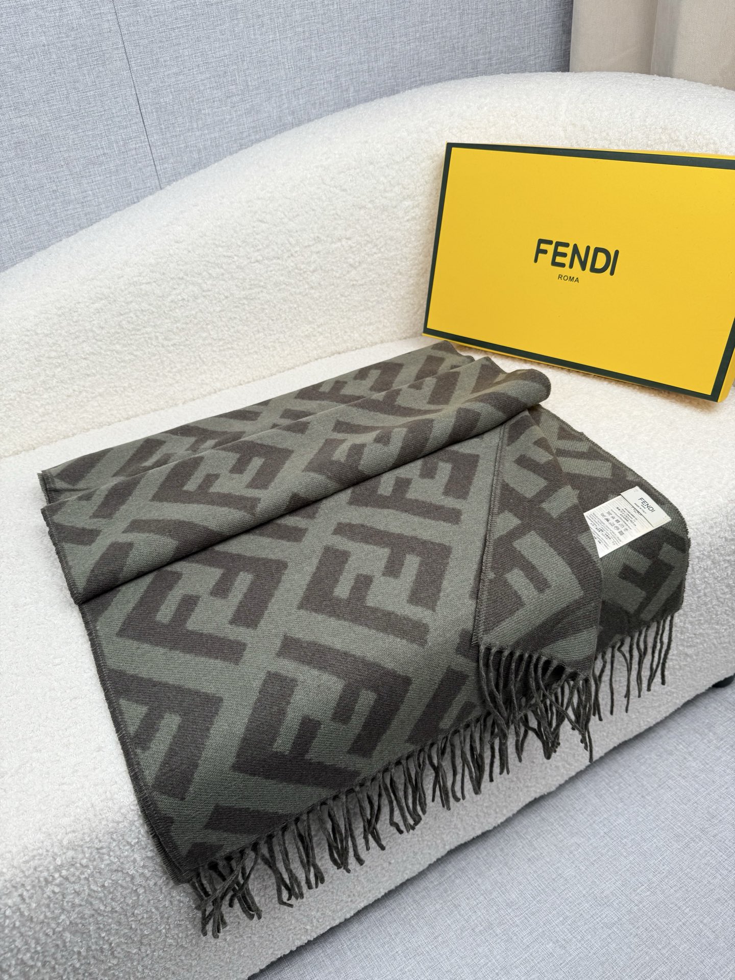 P。F家。【FF老花羊绒披肩长巾】时髦好看得要命！！这种Fei一定要见好就收！吐老血推荐！！品质无敌非常