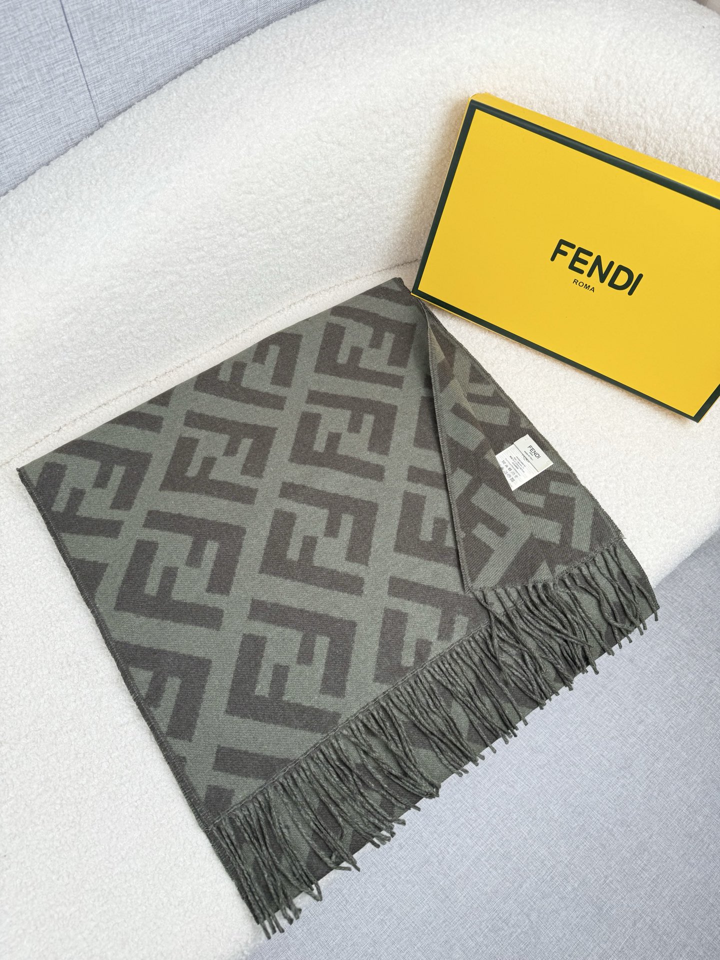 P。F家。【FF老花羊绒披肩长巾】时髦好看得要命！！这种Fei一定要见好就收！吐老血推荐！！品质无敌非常