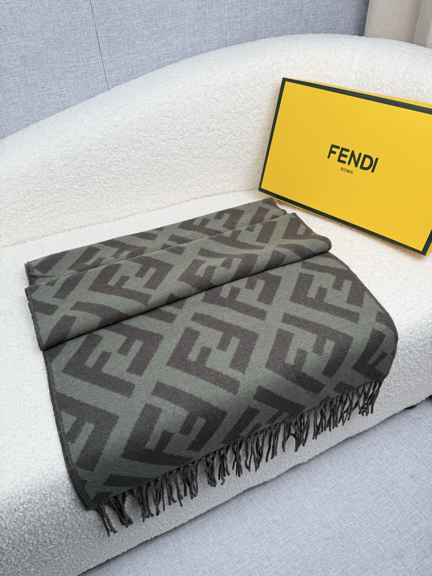 P。F家。【FF老花羊绒披肩长巾】时髦好看得要命！！这种Fei一定要见好就收！吐老血推荐！！品质无敌非常