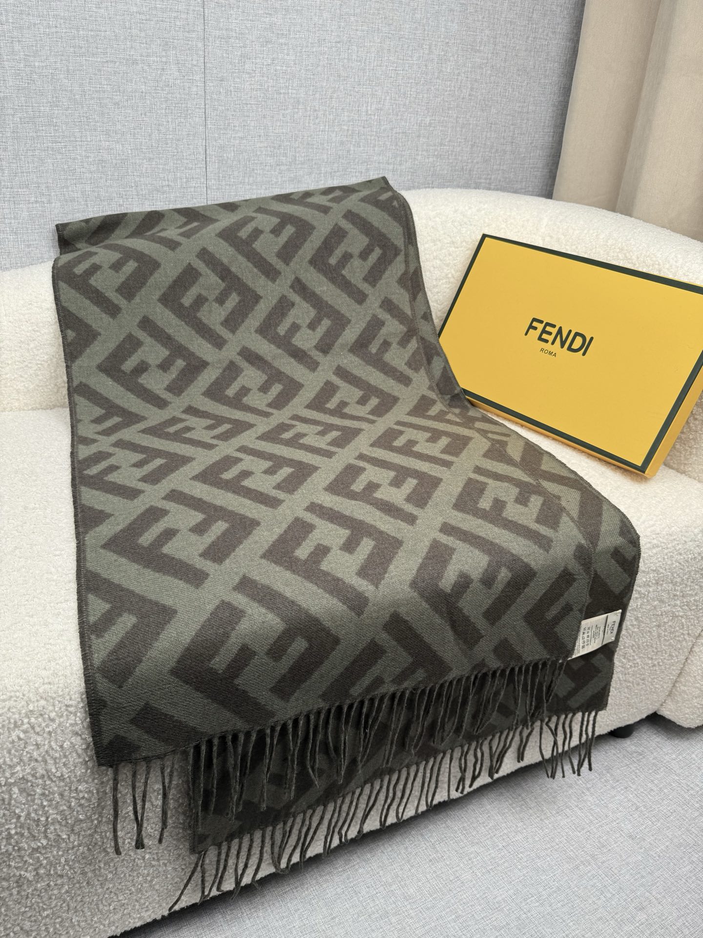 P。F家。【FF老花羊绒披肩长巾】时髦好看得要命！！这种Fei一定要见好就收！吐老血推荐！！品质无敌非常