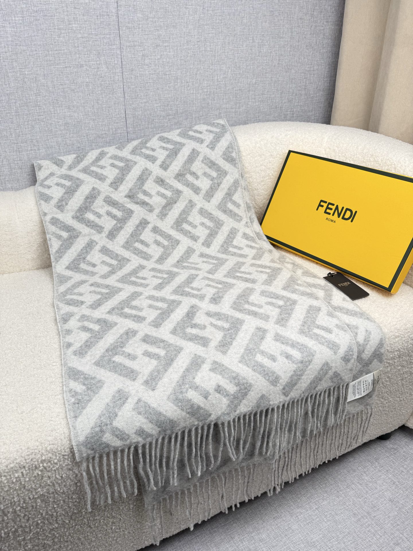 P。F家。【FF老花羊绒披肩长巾】时髦好看得要命！！这种Fei一定要见好就收！吐老血推荐！！品质无敌非常