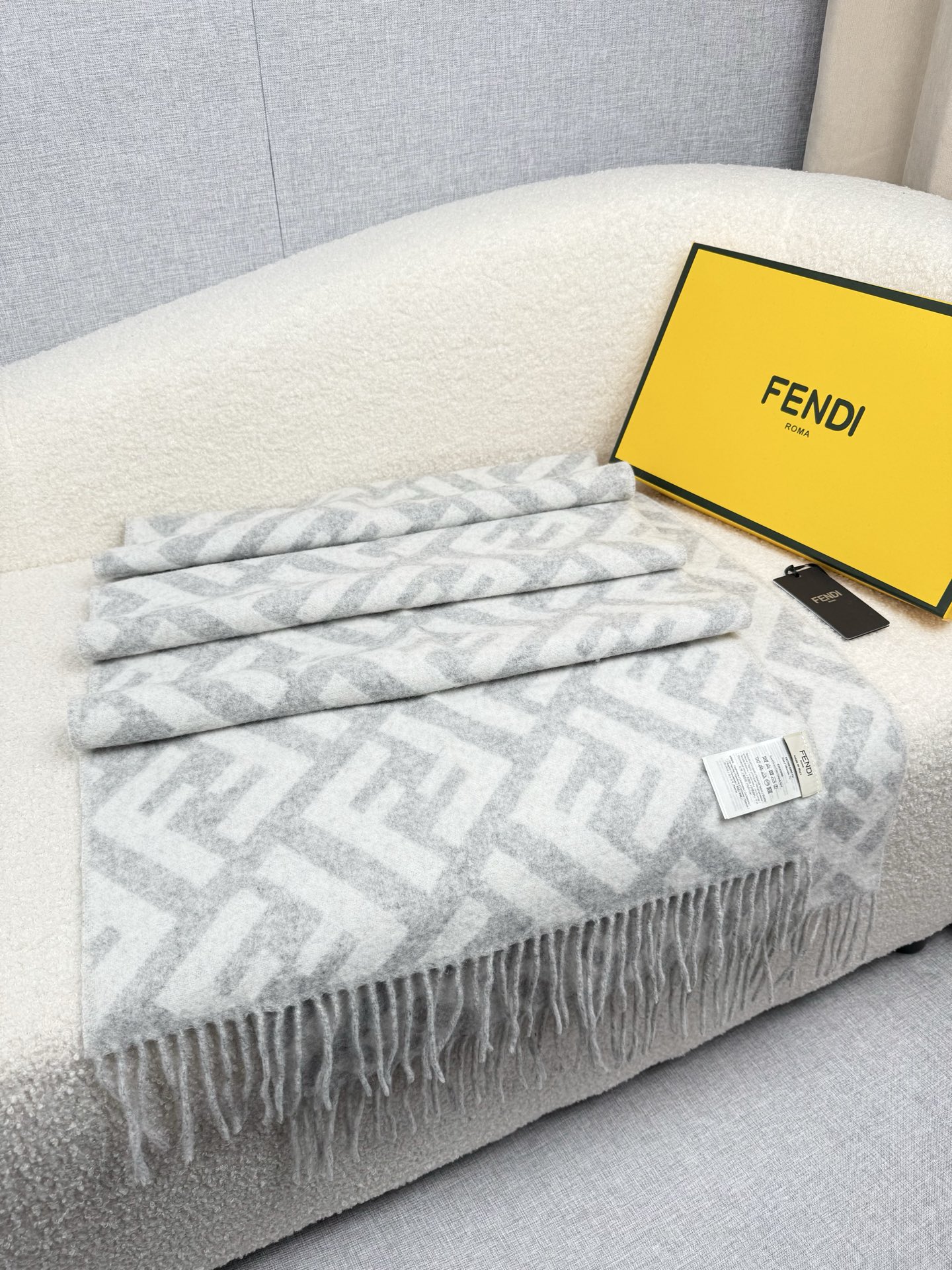 P。F家。【FF老花羊绒披肩长巾】时髦好看得要命！！这种Fei一定要见好就收！吐老血推荐！！品质无敌非常