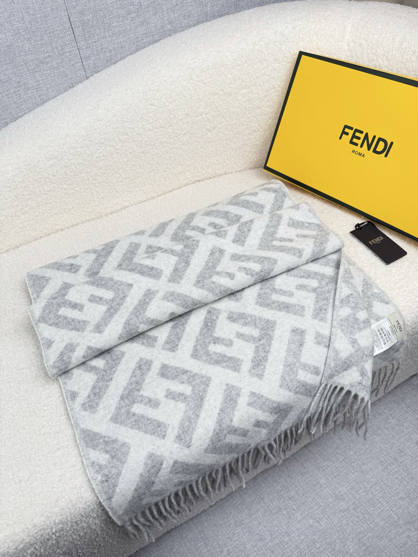 P。F家。【FF老花羊绒披肩长巾】时髦好看得要命！！这种Fei一定要见好就收！吐老血推荐！！品质无敌非常