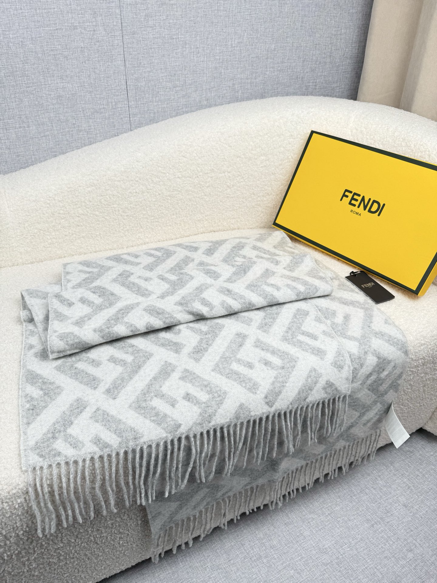 P。F家。【FF老花羊绒披肩长巾】时髦好看得要命！！这种Fei一定要见好就收！吐老血推荐！！品质无敌非常