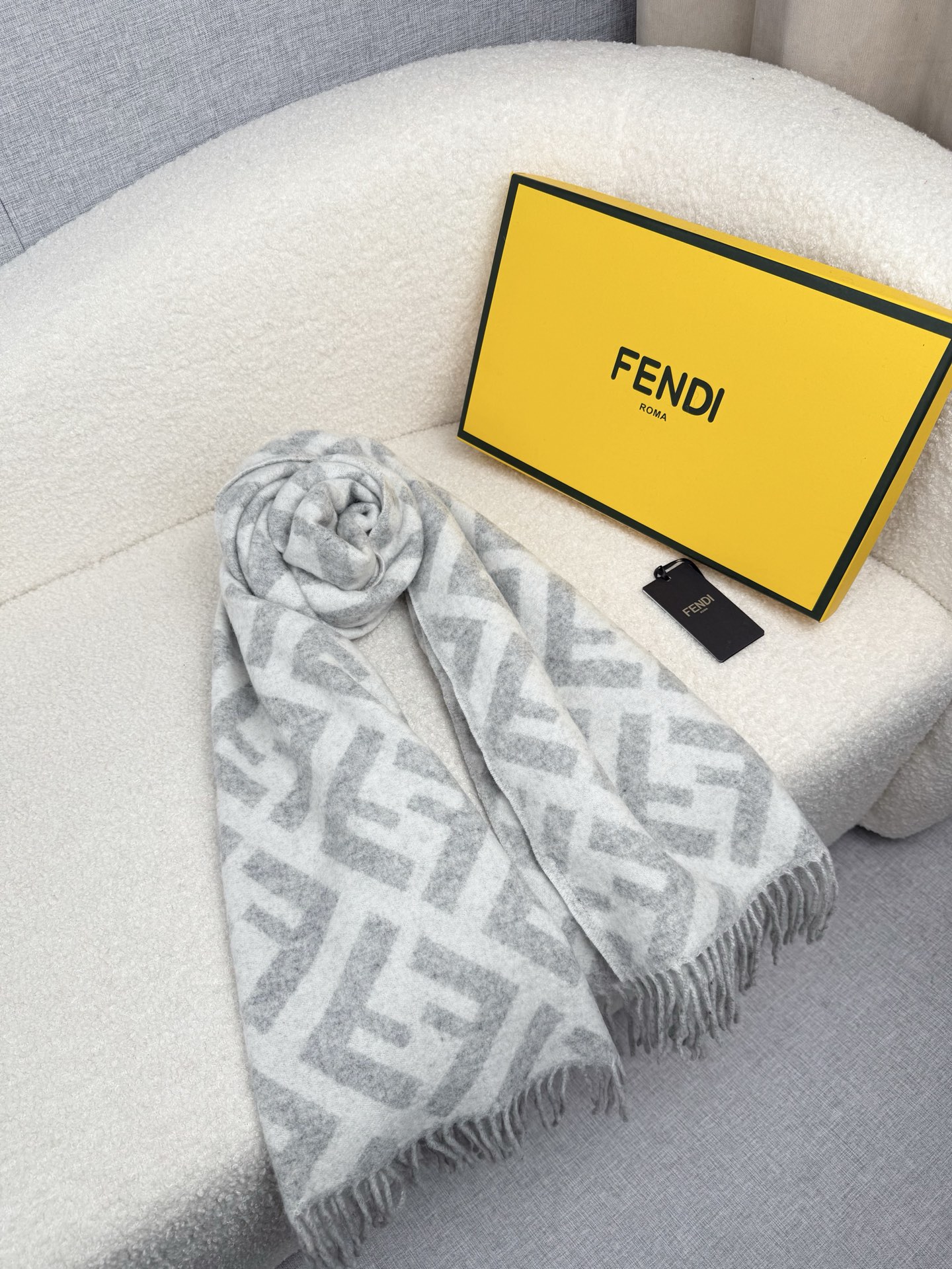 P。F家。【FF老花羊绒披肩长巾】时髦好看得要命！！这种Fei一定要见好就收！吐老血推荐！！品质无敌非常